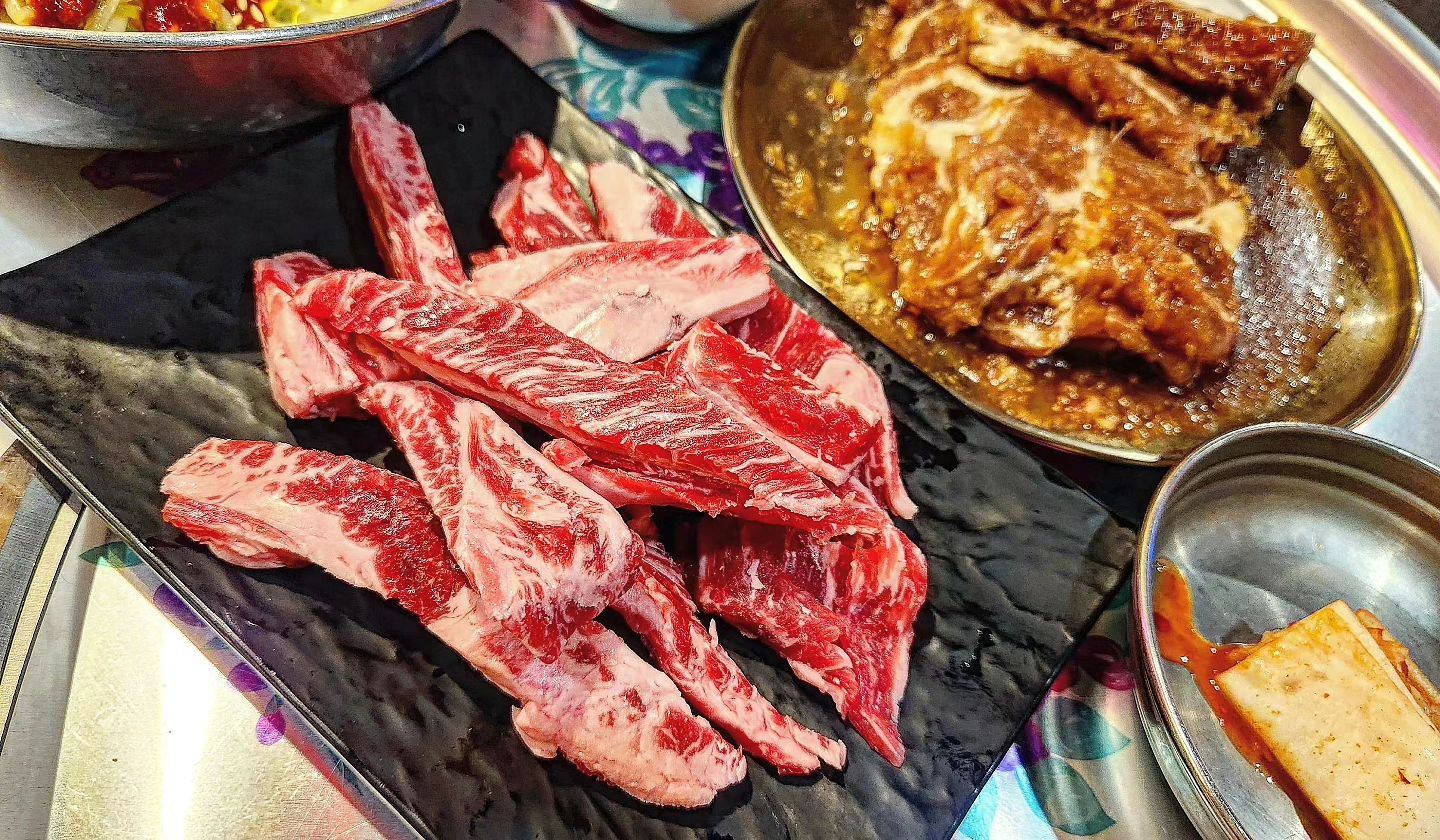 #협찬 #고탐갈비
안양일번가에 위치한 가성비 최고 맛도 최고인 고탐갈비 ❣️

기본반찬도 다양하고 무엇보다 맛있다는 점 👍

특제 양념소스가 들어간 수제갈비가 달지도 짜지도 않고 간이 딱 베어서 뼈까지 쏙쏙 발라먹는 재미가 쏠쏠해요 

일단 가격이 너무 저렴해서 두명이서 삼만원이면 배둘리 먹을  수 있다는점🥰

사이드 된장찌게도 역시 jmt & 저렴 하다니까요 ㅎㅎ

매장도 넓고 쾌적해서 단체모임이나 회식장소로 딱인거 같아요 

#안양맛집 #안양일번가맛집 #안양고기집 #안양일번가술집 #안양회식장소 #안양핫플 #안양갈비맛집 #대림대맛집 #갈비맛집 #돼지갈비맛집 #소갈비맛집
