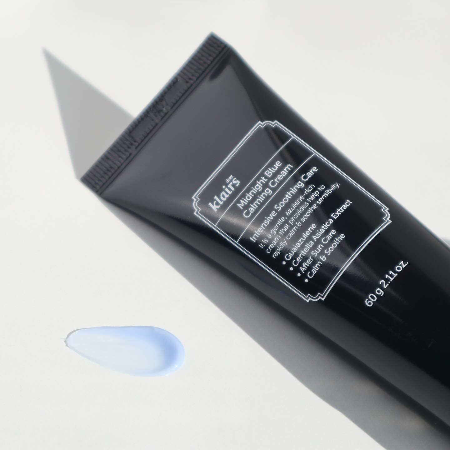 #제품제공 #애프터선케어 #진정
➰디어클레어스 미드나잇 블루 카밍 크림➰
 
💟60ml
________________________________________________
#클레어스 #미드나잇블루가밍크림 #피부진정
유심히 지켜보던 브랜드였던 디어클레어스!
워낙 얼굴에 계절안가리고 열이 가득해서
그 중 제일 관심이 갔었던 블루크림! 드디어
사용해보고 완전 반해버려 얼른 소개해드리
겠습니당!!
-
🔹자외선 노출로 붉어진 피부, 진정케어!
겨울에 날씨는 춥지만 햇빛은 강하다는 사실!
야외활동으로 자외선에 노출되어 붉어진
피부를 진정시키는 구아이아줄렌 함유!

🔹건강한 피부를 위한 피부 컨디션 지킴이!
피부 위 수분이 날아가지 않도록 막아주어
수분 손실을 막아주는 크림!

🔹예민하신 분들을 위한 저자극 진정 크림!
진정이 필요한 피부를 위한 더 편안한 케어!
외부자극으로 민감하고 예민해진 피부를
자극없이 편안하게 케어!

🔹저같은 홍익인간을 위한 인체적용시험 완료!
◽즉각적 피부 표면 온도 감소 테스트
◽경피 수분 손실량인 TEWL 개선 테스트
◽인체 피부 일차 자극 테스트 완료
◽민감성 피부 자극 테스트
◽외부 자극(자외선)에 의한 붉은기 진정 효능 평가
-
🤍총평🤍
진짜 홍익인간이라 얼굴 빨개지는거에 거의
병적으로 싫어해서 쿨링 제품들은 계절 안가리고
관심을 무한대로 주고 있는데요! 이 크림은
얼굴에 바르려고 올릴때부터 오~ 쿨링감
하면서 올렸습니당! 피부에 롤링할 때도 그렇고
바르고 난 후도 쿨링감이 어느정도 지속되는
느낌을 받았어요! 앞서 소개드린 진정 세럼이랑
함께 쓰면 피부 성날일이 없겠어요! 왠지 지금부터
올 여름까지도 제 진정을 책임져줄 거 같은
느낌이 들었습니다! 코덕이라 많은 화장품을
평소에 보지만 임상을 이렇게까지 많이 한 곳이
있던가 생각이 들만큼 효과면에서 많은 인정을
받은 만큼 주변 사람들 중 피부 고민 있으신
분들께도 소개해드리고 싶었답니당!
수분감을 낭낭하게 주고 끈적임은 없는 타입이라
지성분들, 남여 성별 안가리고 사용할 수 있는
제품인 거 같습니다!!
-
#민감성피부 #진정크림 #블루크림
#에프터선케어 #수분진정 #loveklairs