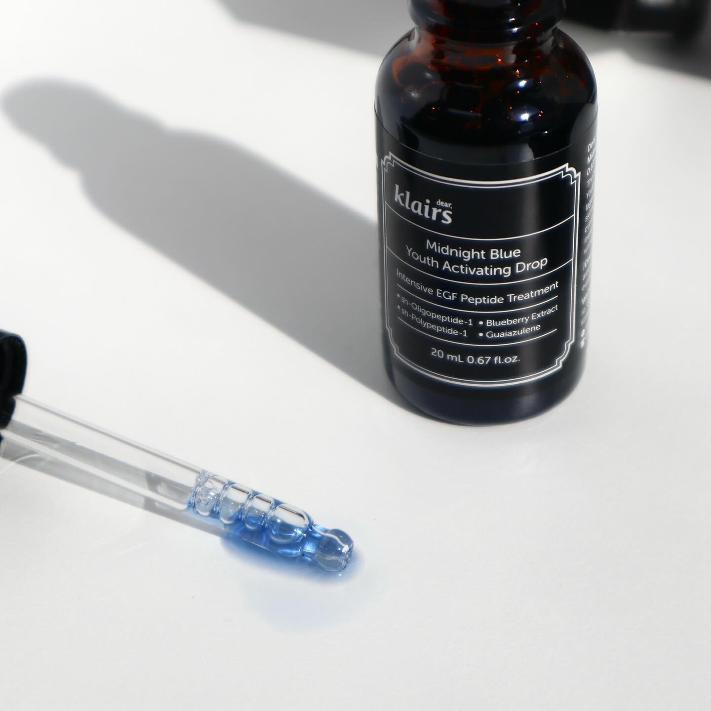 #제품제공 #나이트케어
💦디어클레어스 미드나잇 블루 유스 액티베이팅 드롭💦
 
💟20ml
 
_________________________________________
#클레어스 #미드나잇블루유스액티베이팅드롭 #탄력세럼
예전에는 진정하면 병풀만 찾다가 요즘은 아줄렌 성분
들어간 거에 관심이 그렇게 가더라구요🥰
나이트 케어에 눈뜬 저의 마음을 또 사로잡아버린 
블루 세럼 소개해드리려고 들고 왔습니당!
-
🔹매일 밤 3방울로 시작하는 미드나잇 안티에이징!
눈가 잔주름, 피부 탄력감, 안면 리프팅 등
다양한 주름 고민을 개선해드리기 위한 굿나잇 앰플

🔹떨어진 피부 활력 불어넣는 건강한 에너지 앰플!
EGF와 bFGF 2가지 펩타이드와 외부자극으로
민감해진 피부를 진정시키는데 도움을 주는
구아이아줄렌 함유!

🔹예민하신 분들을 위한 인체적용시험 완료!
◽인체 피부 일차 자극 테스트
◽민감성 피부 자극 테스트
◽여드름성 피부 사용 적합성 테스트

🔹제품 사용 4주후 나타난 찐 제품력!
◽피부 탄력 8.76% 개선
◽안면 리프팅 2.55% 개선
◽ 피부 보습 9.97% 개선
-
🤍총평🤍
물토너처럼 흐르는 제형이라 사용하기 쉬웠어요!
임상 결과처럼 제 피부에도 자극 없이 사용할 수
있었습니다! 바르고 톡톡 두드리면 흡수도 빨라
만족스러웠습니다! 한번 바를때 3방울씩.? 사용하
면 되는 제품이라 예민해진 부분 진정에도 좋을
거 같고 흔적 케어 하는데도 많이 사용해서 저도
동참해서 열심히 써보려고 합니다!
-
#피부진정 #주름개선 #세럼 #올리브영추천템
#블루드롭 #세럼추천 #진정세럼
#블루세럼 #loveklairs