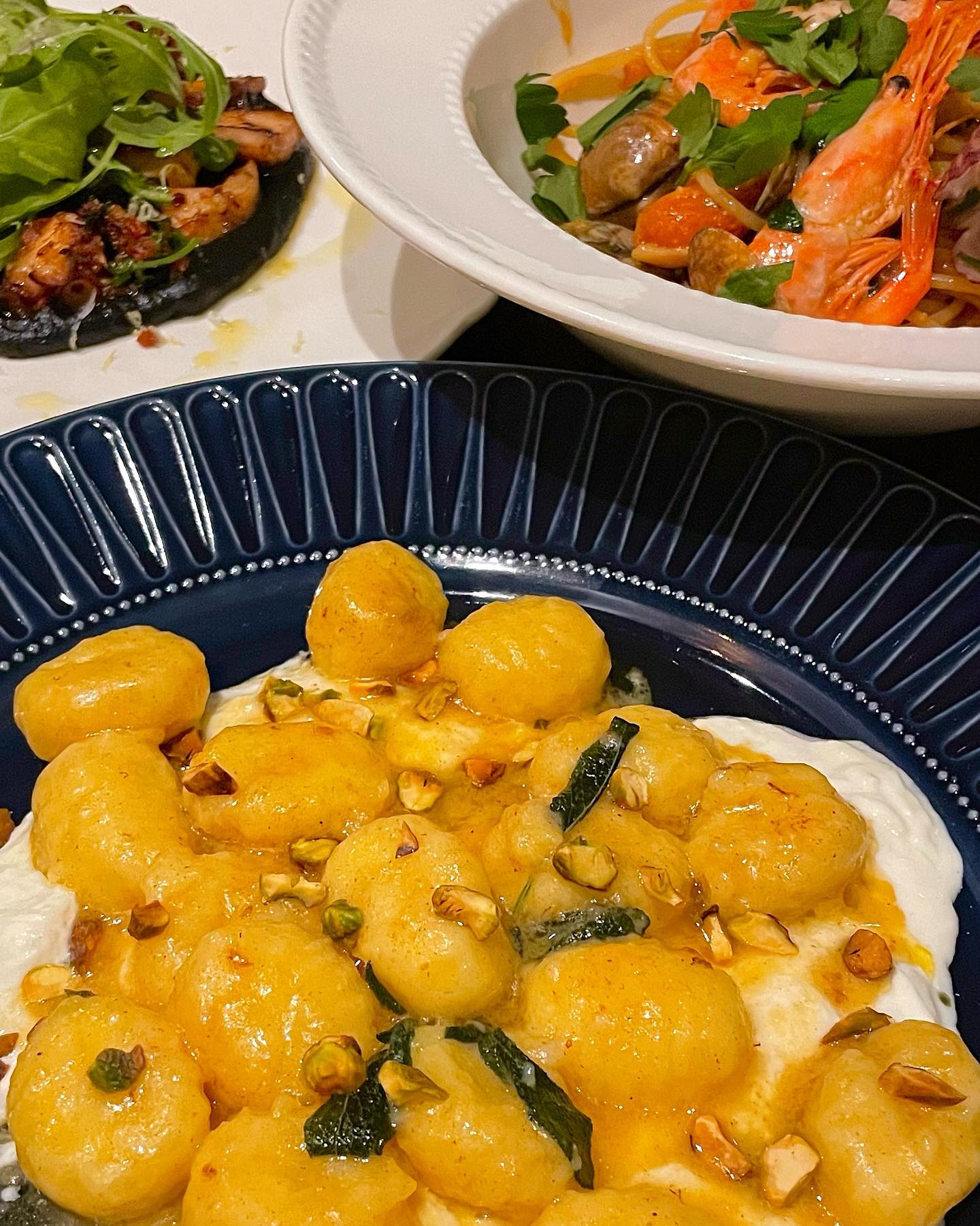 이탈리아 갬성의 서촌 신상 맛집🇮🇹
#협찬 #체나레인서촌

따뜻하고 감성적인 분위기에서 편안하게 이탈리안 요리와 다양한 와인을 즐길 수 있는 CENARE✨
CENARE는 이태리어로 ’저녁식사를 하다‘라는 뜻이래요!

메뉴는 영어로 되어있지만, 아래 한국어 설명이 있으며, 직접 친절하게 설명도 해주신답니다
📝Black Polpo
먹물매쉬 위에 엄청 부드러운 피문어 올라간 전채요리
제가 원래 문어를 잘 안먹는데, 문어가 엄청 부드럽고 야들해서 이건 계속 손이 가더라고요!!🫢
왜 시그니처 메뉴인지 한입 드셔보시면 바로 이해하실 거에요🐙💕
📝Scoglio
가리비와 단새우, 조개가 들어간 토마토 터치의 오일 파스타
해산물의 감칠맛과 살짝의 매콤함, 그리고 담백함이 어우러져 전체적인 조화가 진짜 완벽했던 파스타였어요
완전 강추!!💖💖
📝Sage Butter Gnocchi
제가 바삭쫀득 뇨끼파지만, 이건 제 인생뇨끼가 될 것 같아요...🥹
우선 뇨끼는 삶아진 거라 굉장히 부드럽고 색다른데, 거기다가 달달한 스트라차텔라 치즈와 오독오독 고소하게 씹히는 피스타치오, 버터향까지🫶
📝White House Wine; Young Adult, Albarino 2021
저녁에 방문하실 경우엔 와인이 필수 주문인데, 가볍게 즐기고 싶다면 글라스도 있답니다!
Young adult는 낮은 당도에 상큼함이 너무 매력적인 와인이었어요
캐주얼하게 즐기기에 딱이에요🥂

올리브 그린에 우드톤 조합의 모던한 인테리어에 은은한 조명
잔잔한 노래에 테이블마다 놓인 꽃병까지 
서촌에서 소중한 사람과 함께 좋은 시간을 보내고 싶다면, CENARE로 가보셔요😆💝

🤍체나레 인 서촌
🤍서울 종로구 자하문로7길 76 1층
🤍Black Polpo 25000원
Scoglio 26000원
Sage Butter Gnocchi 25000원
White House Wine 13000원

이 글은 리뷰노트를 통하여 본 업체에서 제품 또는 서비스를 제공받아 작성된 글 입니다
Thanks to cenare_in_seochon 

#협찬 #리뷰노트 #뿡앤꺽_서울 #뿡앤꺽_종로구