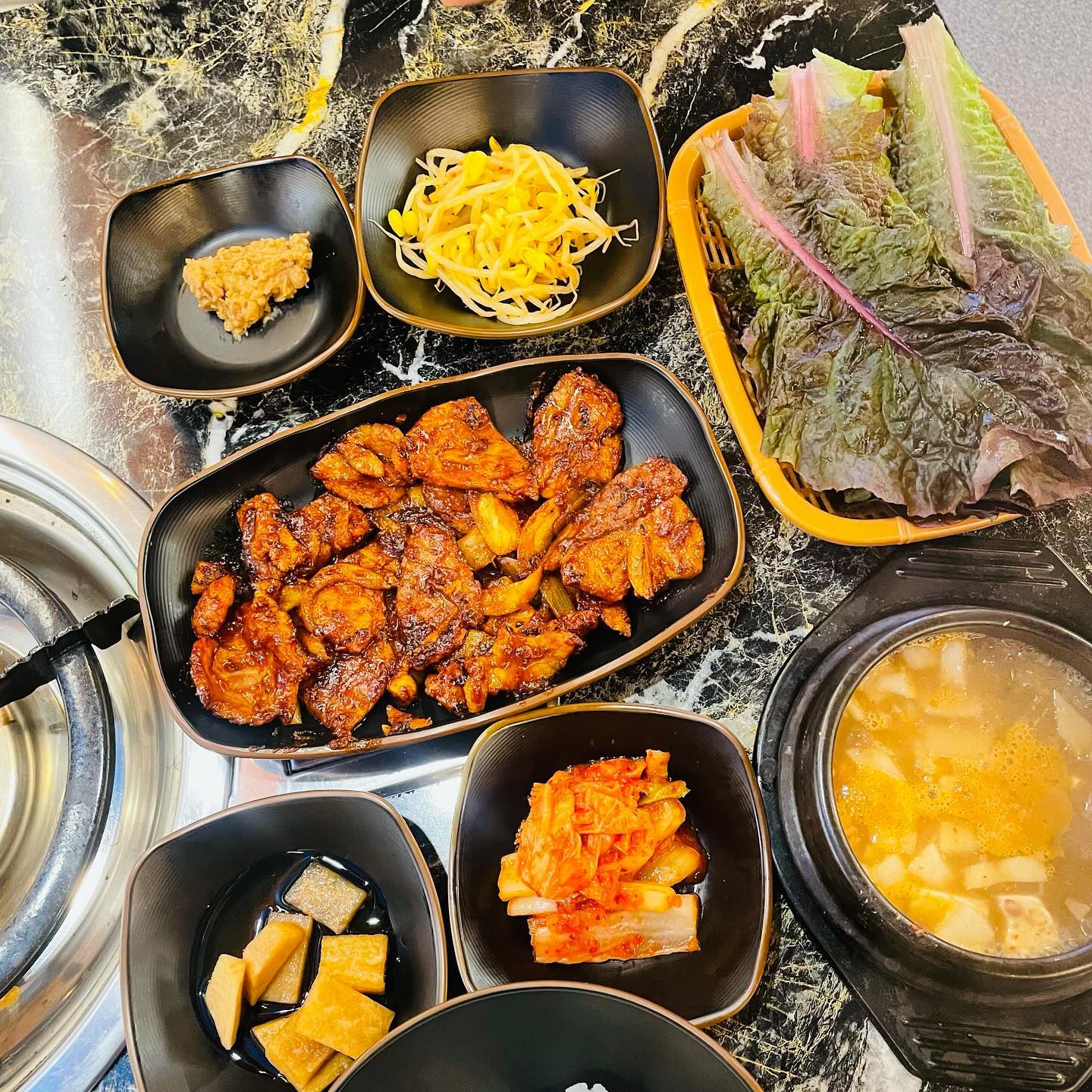 불백에 김치찌개까지 넘나 맛있는 #불향가득 👍
비오는 날 우연찮게 들어간 불향가득
어르신들 많은 식당 = 맛집
역시👏👏 

🔅숯불고추장불고기
숯불향이 가득한 고추장 불고기
쌈위에 밥이랄 고기랑 듬뿍올려
입안에 가득❤️ 행복😍

🔅김치찌개
돼지고기가 듬뿍들어간 김치찌개
속까지 든든해지는🥹

간단하게 술 한잔하기도 좋고
집밥 생각날때 가도 좋은 불향가득 서면본점

📍 부산시 부산진구 서면문화로 11

#서면맛집 #서면김치개 #서면밥집 #불향가득 #돼지불백맛집 #서면밥집추천 #서면불고기백반 #서면백반맛집 #부산서면 #부산서면맛집 
#돼지고기김치찌개 #일상 #먹팔소통 #선팔맞팔 #소통환영 #먹팔 #먹팔환영