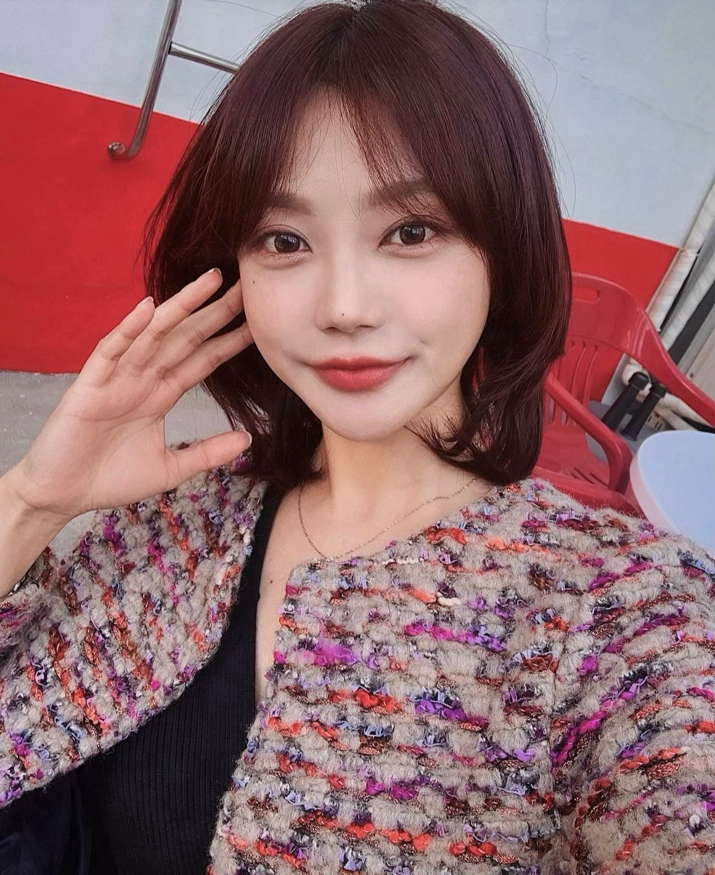 고민고민에 단발을 해도 어케 컷 할지 또 고민인 여자
사진처럼 기루고 레이어드 할 지. 걍 길이 더 자를지 
후우우우움 ~~ 🤔