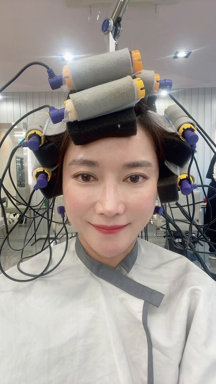 나 머리했는데~~~~ 워뗘????🤪
머리 기를거라서 차분하게 단발씨컬펌👍
#단발펌 #중단발펌 
#아이디헤어화정3호점 #펌잘하는미용실 #로지실장님
