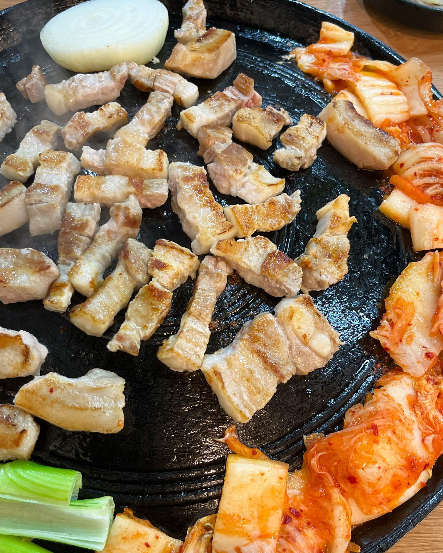 #협찬

라면이 무한제공되는 심겹살집이 있다고요?🐷
네 있습니다!! 바로 #솥뚜껑상돈 인데요

이 가격에 이 퀄리티에 이 양이라니,, 
가성비가 미친 삼겹살 맛집이라고 할 수 있어요

고기와 곁들여먹기 좋은 반찬도 많고, 사이드로는 국물이 얼큰하고 구수한 된장찌개도 있어요🤤

고기 자체가 진짜 쫀득하고 부드러워서 그냥 먹어도 너무 맛있지만
솥뚜겅 위에 구운 김치랑 돌돌 말아먹어 드시는 것도 정말 추천드려요!

원래 냉면도 먹으려고 했는데,, 사장님께서 라면이 무한제공된다고 하시지모예요,, 그래서 라면으로 실컷 먹고 왔네요 사장님 든든한 인심도 최고였어요-!

부천에서 가성비 좋은 삼겹살 맛집 찾으신다면,
솥뚜껑 상돈 추천드려요👏🏻

🐷솥뚜껑 상돈
📍 경기 부천시 원미구 상동로 79
🕖월 17:00 -22:00 / 화-일 12:00-2400 (라스트오더 23:00)

#부천상동삼겹살 #상동솥뚜껑삼겹살 #삼겹살맛집 #먹스타그램