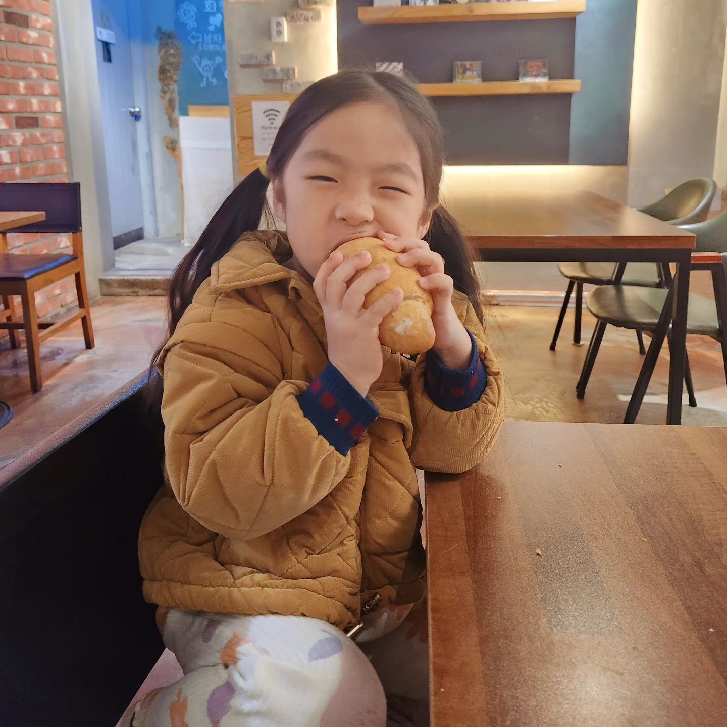 #협찬
#평택비전동카페 #디그니티
찐 커피 맛집을 찾았어요..
디그니티에는 원두가 3가지나!
취향껏 맛있는 커피를 즐길 수 있어요.
저는 1일2커피는 기본이고
하니 학원 가면 기다리는동안
카페 가는게 일상인데
요렇게 커피 맛집을 찾게되다니
가슴이 콩닥콩닥합니다 💟

밥배 따로 빵배 따로인 우리하니
밥 그리 많이 먹고 소금빵에 샌드위치까지
커피도 디저트도 완벽한데
디그니티엔 하이볼도 있다는거..

매장도 아기자기하고
사장님도 너무 좋으셔요
커피에 엄청 진심인게 느껴지는데
그래서 커피가 이리 맛있나봐요 💟

〰️
카페 디그니티
경기 평택시 평택3로 83 1층
08:00~22:00

#카페 #카페투어