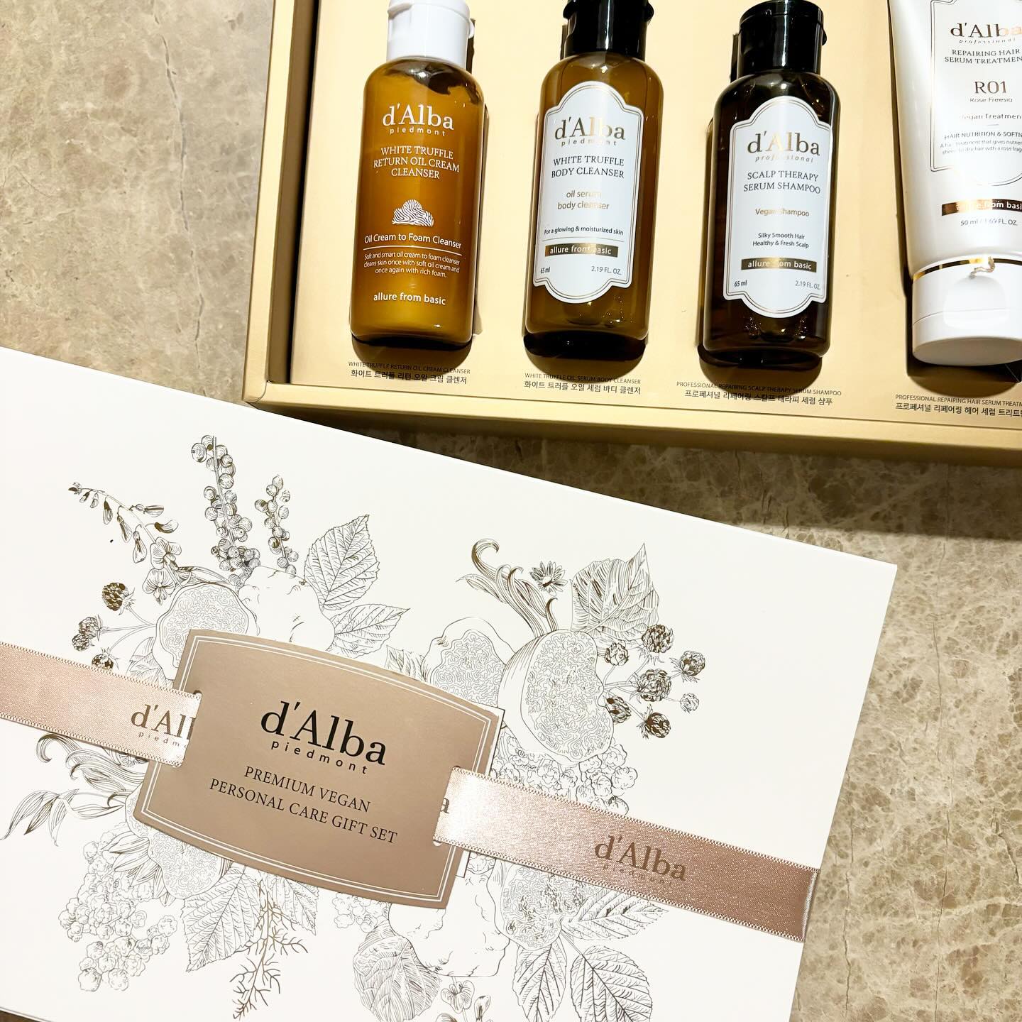 #협찬
달바의 프리미엄 퍼스널 케어 키트 출시 🧖‍♀️
비건 인증 완료로 편안한 비건 라이프의 달바 키트
휴대용이한 클렌저 ,바디워시, 샴푸, 헤어 트리트먼트 4종 키트로 여행할때도 좋고 패키지도 이뻐서 선물용도 딱 👌
_

#달바선물추천 #연말선물 #선물추천 #집들이선물 #화장품스타그램