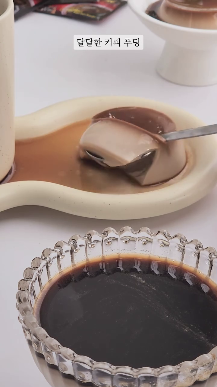 밖은 추우니까,,
집콕하면서 먹는 재미가 쏠쏠하네 ☕🍮

물에 잘 녹고, 맛도 향도 좋은 G7커피로
다양하게 즐겨보았지요 🙆
여유는 오늘까지,, 즐기쟈 ♥️
계량은 느낌적인 느낌이 포함되어 있으니 참고만 해주뎨요 😉
감성한스푼, 촐싹거림두스푼 섞어본 #레시피영상
g7coffee_korea

#커피푸딩 #따아 #아이스큐브라떼
#G7커피 #베트남커피 #G7커피K콜라보 #G7커피20주년