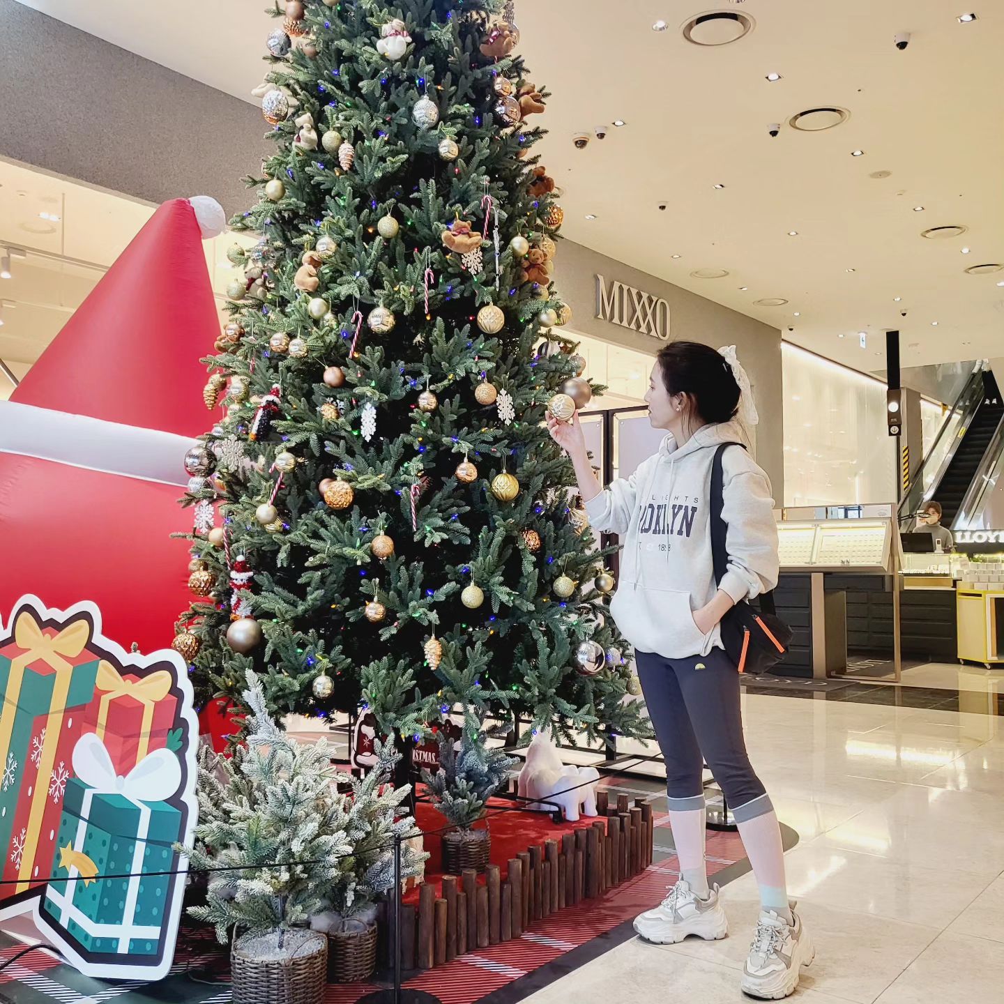 #협찬 #클릭앤퍼니 

날이 추워도 운동 빠질수 없지!!
신나게 한시간 댄스로 흔들흔들~~
기분도 up~up~ 
그런데 운동 갈때 올때가 넘 추워서
따뜻함가득 클릭앤퍼니 기모후드티 주문했어요~

☞벨몬트 기모레터링후드티
넉넉한 사이즈에 후즈하면서도 간지 나게
레깅스에 같이 입어주면 #데일리룩 으로도
운동복으로도 넘 편하고 예쁘잖오
여기에 패딩조끼까지 완전 잘 어울려!!
청바지,골덴바지랑도 딱이얌!

clicknfunny_official

#클릭앤퍼니 #clicknfunny #데일리 #오피스룩 #캐주얼룩
