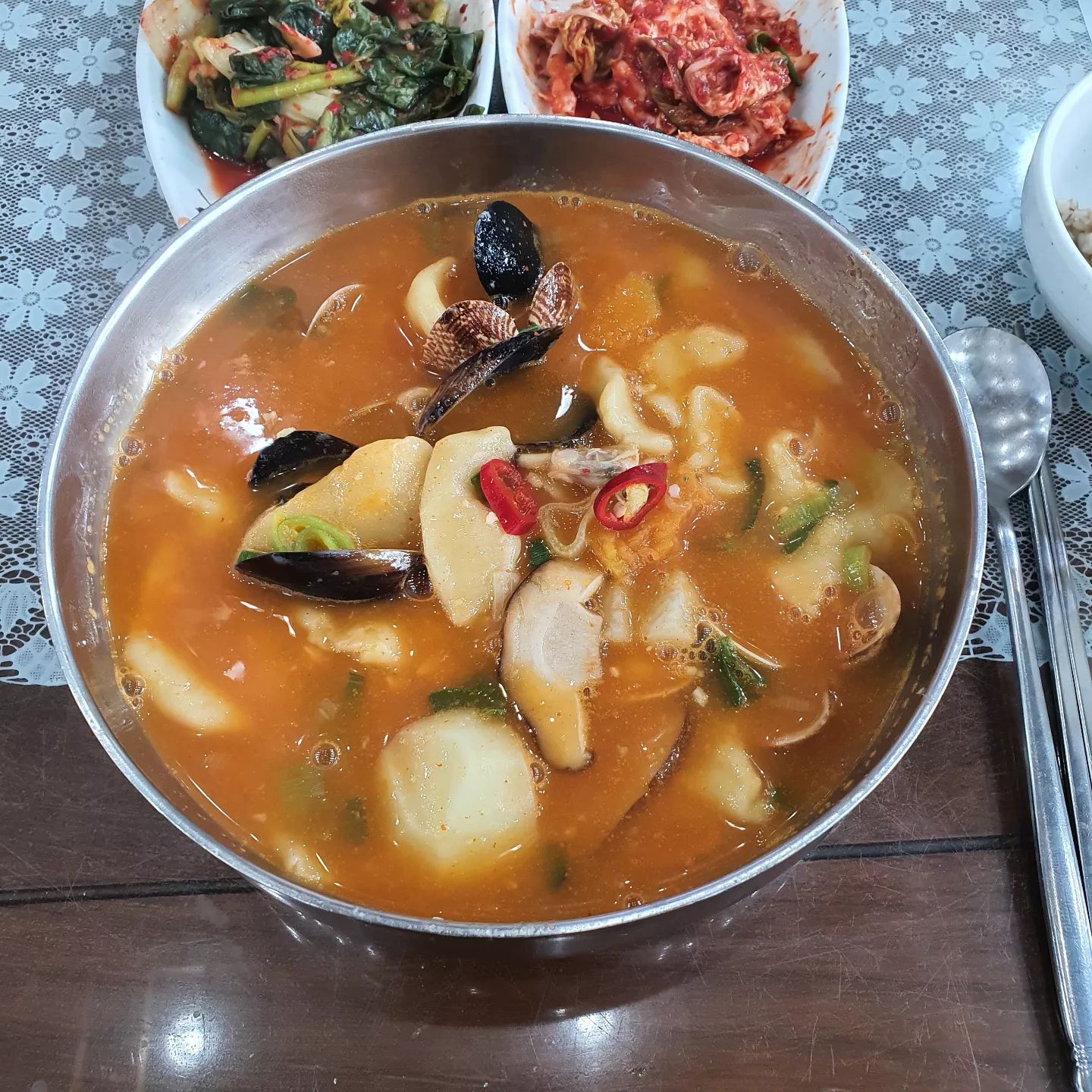 .
#주말일상

하남 검단산 산행후에 먹은
얼큰수제비 엄지척👍

바지락이랑 홍합도 신선하고
칼칼한 국물맛이 기가 막힙니다.

#하남수제비맛집
#하남밀향기
#국물이미쳤다
#국물요리
#추울때가제일맛있네요