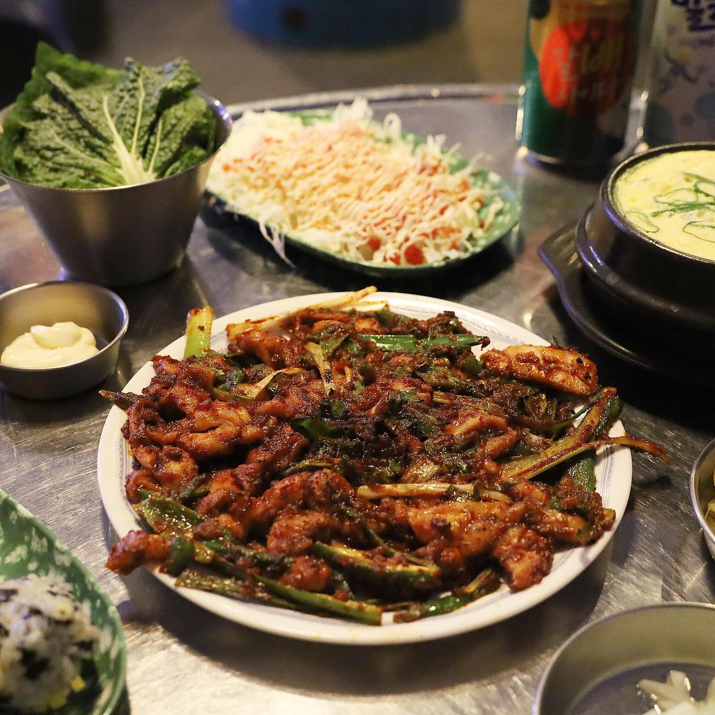 😚😚
새벽에 배고플 때 갈 수 있는 #닭구이 찐맛집 발견
#울산천곡맛집 #계정닭불고기 
kejung_chicken 
.
연탄불 직화로 구운 닭구이가 시그니처이고
닭발, 닭목살, 닭불고기 등 메뉴가 있음
매콤한 맛, 간장맛, 찐 매운맛 등등 있는데
신라면 정도의 맵기라는 #매콤닭불고기 제일 맛있오
.
마요네즈 찍어 먹으면 매콤칼칼하고 고소하고
혼자 튀게 맛있네 😀😀
닭불고기 한 접시에 청하 한 병이면
꿀맛 같은 술상 완성이요 😊
.
인테리어가 레트로라서
홀에 있는 스크린에선 90년대 음악프로그램 나오고
야외엔 포차 천막 테이블도 있어
분위기 늠나 추억 돋네 😘
.
늠나 좋았던 #울산계정닭불고기 
#울산맛집 #천곡동맛집 #울산야식 #울산북구맛집 
#울산북구야식 #울산술집 #울산천곡술집 
#울산북구술집 #울산닭구이 #울산고기집
#닭불고기맛집 #울산닭발맛집 #울산천곡밥집
#울산포차 #울산닭불고기 #울산이색맛집