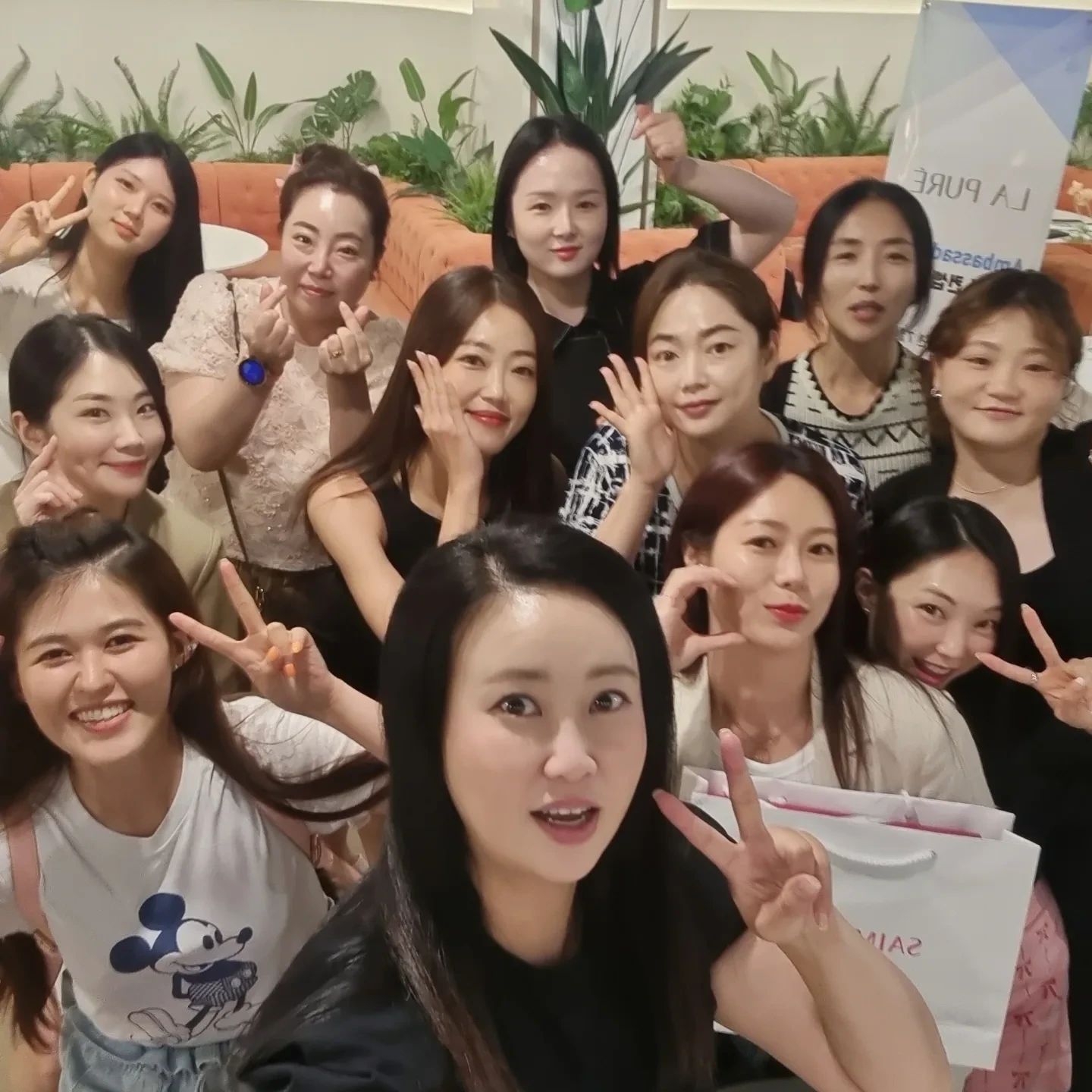 이쁜애들 옆에 있음 안돼😭
얼굴 작은 애들 옆에 있음 안돼😭

오늘만 내가 희생 하겠뜸🤣🤣

연옌보다 더 연옌같은 이쁜사람들♡♡
오늘 넘 반가웠어요

시간이 부족해 수다도 못떨고 아쉽게 헤어졌어😭

에잇!  살빼야지
다음 모임에는 반쪽된 모습으로 만나요..

#lapure #뷰티인플루언서 #뷰스타그램 #라퓨레