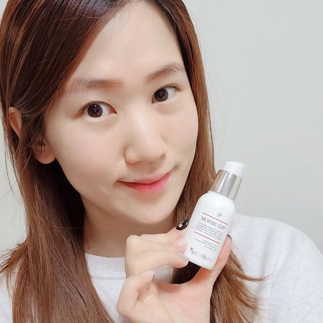 아린맘, 지원 on Instagram: "#광고 민감한 피부인데다가 사춘기 시절 여드름으로 조금 고생을 한 내 피부ㅎㅎ 항상 피지와 보습, 피부진정을 위해 힘쓰는데 메디큐브 레드 세럼 2.0 으로 케어하