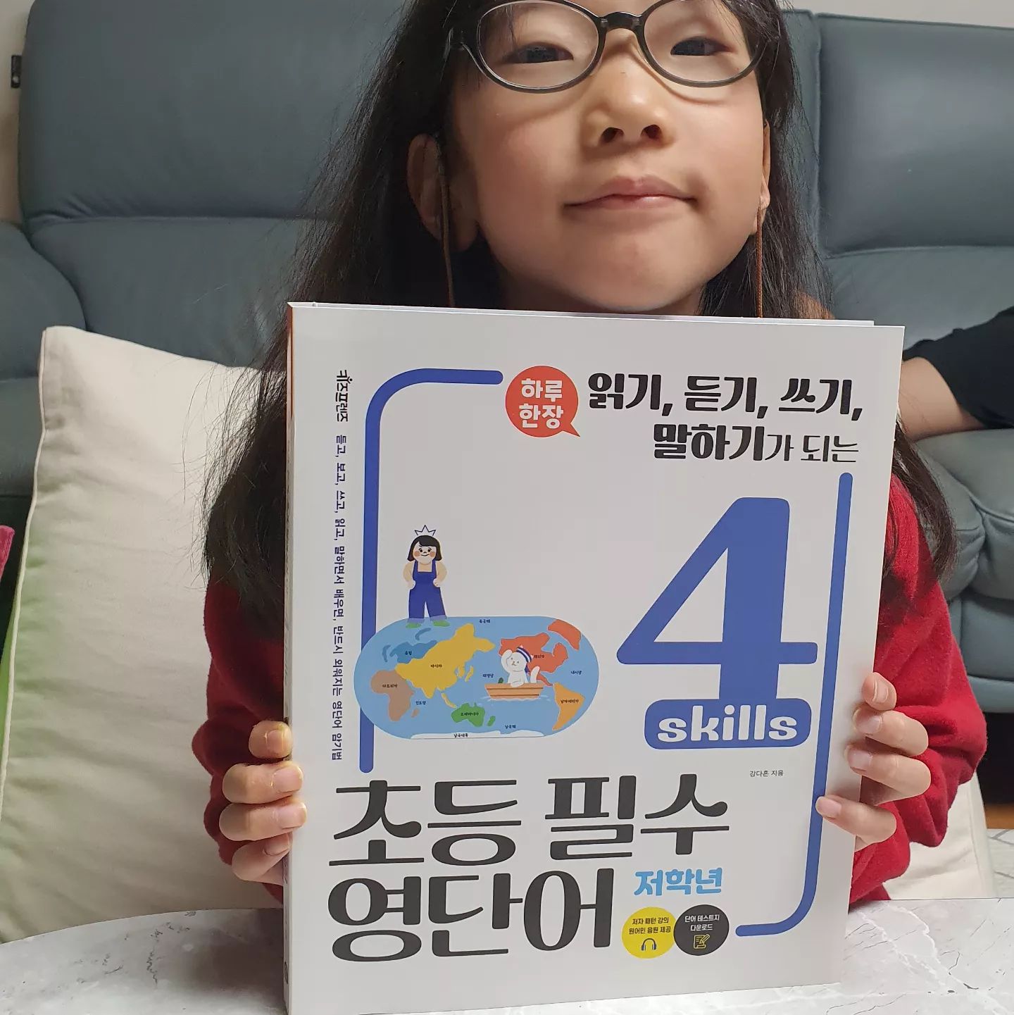 #협찬

우리아이 겨울방학 추천도서
하루 한 장, 지루하지 않게 꾸준히
공부습관을 길러줄수 있는 
하루 한장 4 skills 초등 필수영단어 

영어 읽기,쓰기,듣기,말하기를 한번에 해결할수 있어요.

주제별로 되어 있어서 재밌으며 기억하기도 쉽고
영어를 외국어로 배우는 이중언어학습자에게
익숙한 한국어(모국어)를 기준으로 영단어를
학습하게 하는 한영식 영단어라 친숙하답니다.

이번 방학동안 아이와 함께 완독할께요!!!

basicbooks_kidsfriends

#겨울방학 #초등영어 #초등영단어 
#저학년영어 #초등영어교재 
#영단어따라쓰기 #초등책추천