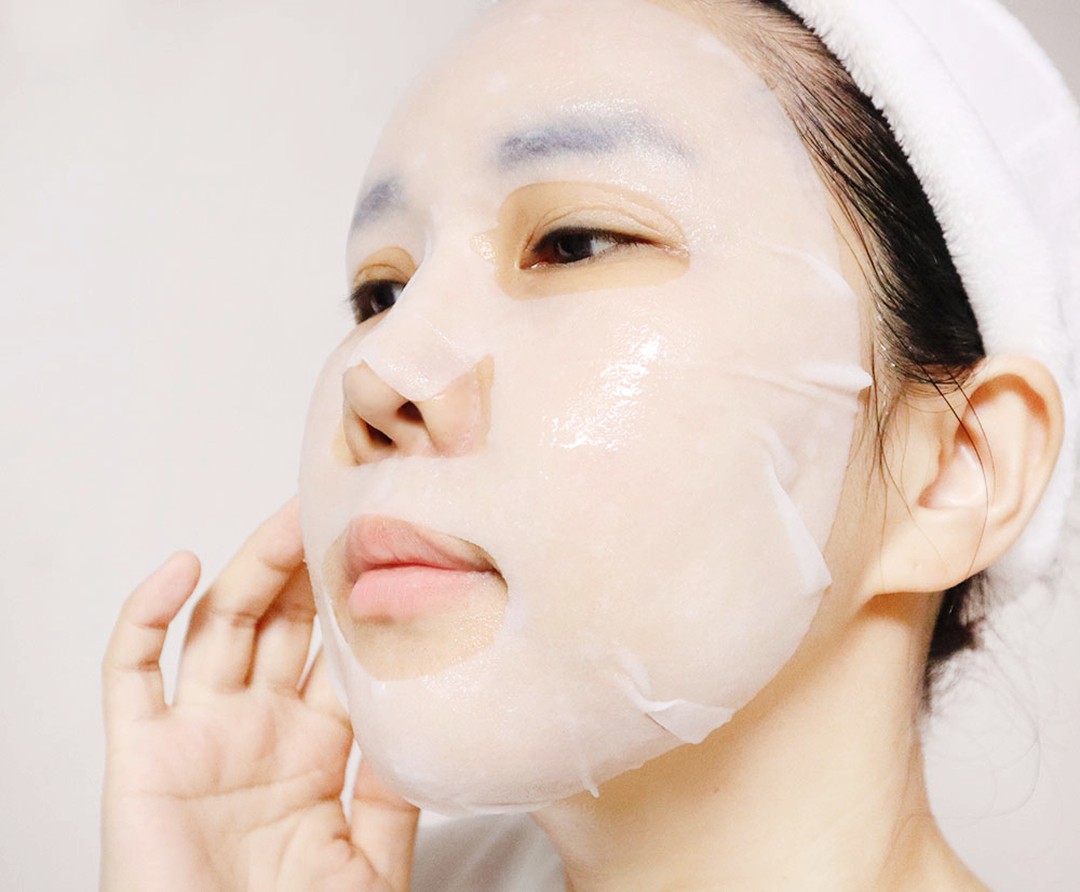 #광고
최근 환절기가 되면서 피부도 거칠어지고 건조함도 심해진 것 같아
마스크팩으로 스페셜 케어를 해주고 싶었는데요.

평소 제가 애정 하는 달바에서 진정과 보습을 동시에 만날 수 있는 마스크팩이 출시되었다고 하더라고요.

그래서 설레는 마음으로 만나보게 되었는데요.

바로 달바 진정&보습 비건 더블 마스크팩이랍니다.

달바 진정&보습 비건 더블 마스크팩은 청담 메이크업샵에서도 사랑받는 마스크팩으로 아이돌도 사용한다고 하는데요.

프리미엄 비건 뷰티 달바에서 나온 만큼 마스크팩 시트도 비건으로 된 극세사 시트의 마스크팩인데요.

진정&보습 비건 더블 마스크팩은 병풀 추출물과 티트리잎 오일, 녹차씨 오일이 블렌딩된 연한 녹색의 보습 집중 케어 농축 세럼과 보습 세럼 마스크팩으로 분리가 되어 있어요.

그래서 사용 직전 보습 집중 케어 농축 세럼과 보습 마스크팩을 블렌딩해서 사용해 주어야 하는데요.

두 제품을 블렌딩해서 사용해 주면 유효성분의 시너지가 더욱 극대화되어 피부 보습과 진정에 도움을 준다고 해요.

때문에 긴급하게 피부 보습이 필요하거나 진정이 필요할 때 사용하기 특히 좋은 마스크팩인데요.

사용감도 끈적임이 전혀 없는 촉촉한 마스크팩으로 평소 수분 마스크팩을 좋아하시는 분들이라면 특히 더욱 만족하실 마스크팩이에요.

끈적임이나 유분기 없이 완벽하게 촉촉함과 산뜻함을 선사하는 마스크팩으로, 사용 후에도 잔여감이 남지 않아 좋았는데요.

산뜻한 마무리감을 지닌 마스크팩으로 마스크팩 시트도 극세사로 되어 있어 얼굴 굴곡에도 완벽 밀착이 되어 좋더라고요.

또 세럼 한통 용량이 그대로 들어간 마스크팩으로 얼굴에 부착 후에도 마르지 않는 촉촉함을 만나볼 수 있는데요.

여행이나 나들이가 더욱 많아지는 계절, 급작스럽게 피부 진정이 필요하거나 건조함이 느껴질 때 필수템으로 챙겨가지고 가서 사용하기 좋은 마스크팩이었어요.

수분 마스크팩으로도 좋고 진정 마스크팩으로도 좋은 달바 진정&보습 세럼 마스크팩!
내 피부를 위한 필수템으로 미리미리 쟁여두자고요.

#달바 #달바마스크팩 #마스크팩추천 #마스크팩 #수분마스크팩 #수분마스크팩추천 #비건마스크 #진정마스크팩