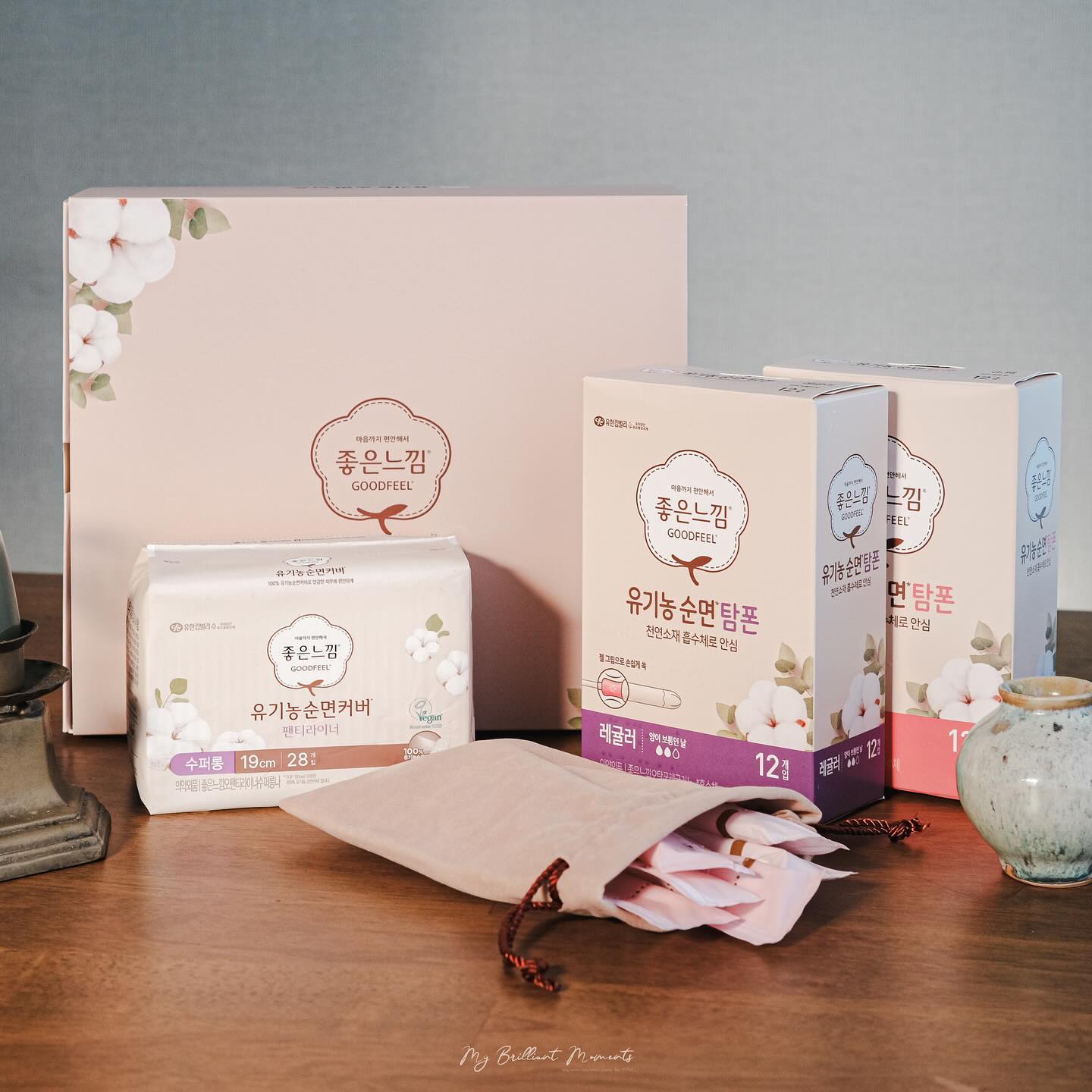#광고
-
매달 한 달에 한 번씩
경험하는 여성의 그날!
진짜 굴을 낳는 느낌은
찜찜하기 이루 말할 수 없죵..!
-
저는 여행 갈 때나 운동하러 갈 때는
생리대보다 탐폰을 주로 사용하고 있어요!

확실히 생리대를 사용하는 것보다
훨씬 산뜻 보송한 그날을 보낼 수 있어서
찜찜함이 훨 줄어들더라구요!
-
아무래도 몸에 삽입하여 사용하는 만큼
어디서 제조하는지를 꼼꼼하게
따져서 선택하게 되는데요. 

오랜 시간 대한민국 여성의 월경을 연구하고
또 제품을 제조하는 회사인 #유한킴벌리 가
국내에서 직접 만든 탐폰이라 더욱 마음 편하게
사용할 수 있는 #좋은느낌유기농순면탐폰 을
소개해 드릴게요! : )
-
100% 유기농 순면 흡수체로 이루어져 있고
의료기기 품질관리 기준(ISO 13485)으로
안심하고 사용할 수 있는 제품이에요. 

생리혈이 닿자마다 빠르게 흡수되는
8각 흡수기둥 덕분에 샘 걱정이 없고
총알 모양 흡수체로 빠른 흡수와 제거까지
부드럽게 되어 사용감이 편안해요. 
이지컷으로 손쉽게 개봉되는 것도 쏘굿!

게다가 사실 탐폰을 사용할 때
어플리케이터가 사용이 불편하면
진짜 초심자분들은 더더욱 어렵게 느껴지는데요!
젤그립이 미끄러움을 방지해주어
초보자분들도 편하게 사용하실 수 있답니다.

또 생리 양에 맞춰서
레귤러와 슈퍼 두 종류 중
선택하여 사용하실 수 있어요!
-
제품력부터 사용감까지 모두 세심하게
연구하고 반영한 흔적을 느낄 수 있어서
더욱 마음에 들었던 좋은느낌 유기농 순면 탐폰!

간편하고 산뜻 보송한 그날을
함께 보내보시기 바랄게요!

뿅!
-
.
.
.
.
.
#화이트 #탐폰 #좋은느낌탐폰 #유기농탐폰
#탐폰추천 생리대추천 ##탐폰사용후기 #탐폰후기