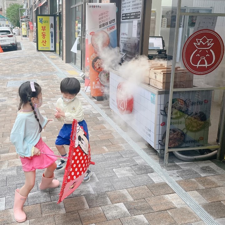 2022년 08월 넷째주일상.

너무나도 당연스러운 하루하루 조용히 넘어가는 일상.
한 동안은 장거리당일치기도, 여행도 없이
보냈댜🩷

아무도 안 믿지만 애미는 극 “I”라서
집에서 보내는 시간이 매우 필요하다눈 거🙈

어린이집에서 다녀오는 견학으로
아이들의 성장을 느끼고
하원 후 잠시 바깥에서 보내는 시간만으로도
동네 떠나갈 듯 웃는 아이들에게 감사했던 일주일🙃

김해신세계, 그리고 윤남매와 찌한이와
함께 한 시간들 모두 재미난 일 투성이었규냐👍🏻

#2022년08월둘째주 #매일일상 #집콕모드 #놀이터행 #얼집가는길 #어린이집견학 #소소한일상 #하루하루감사하며 #남매투샷 #친구네집 #또놀자 #차남매일상 #연년생맘 #연년생남매 #밀린일상 #몰아올리기 #즐거운시간 #차차추억