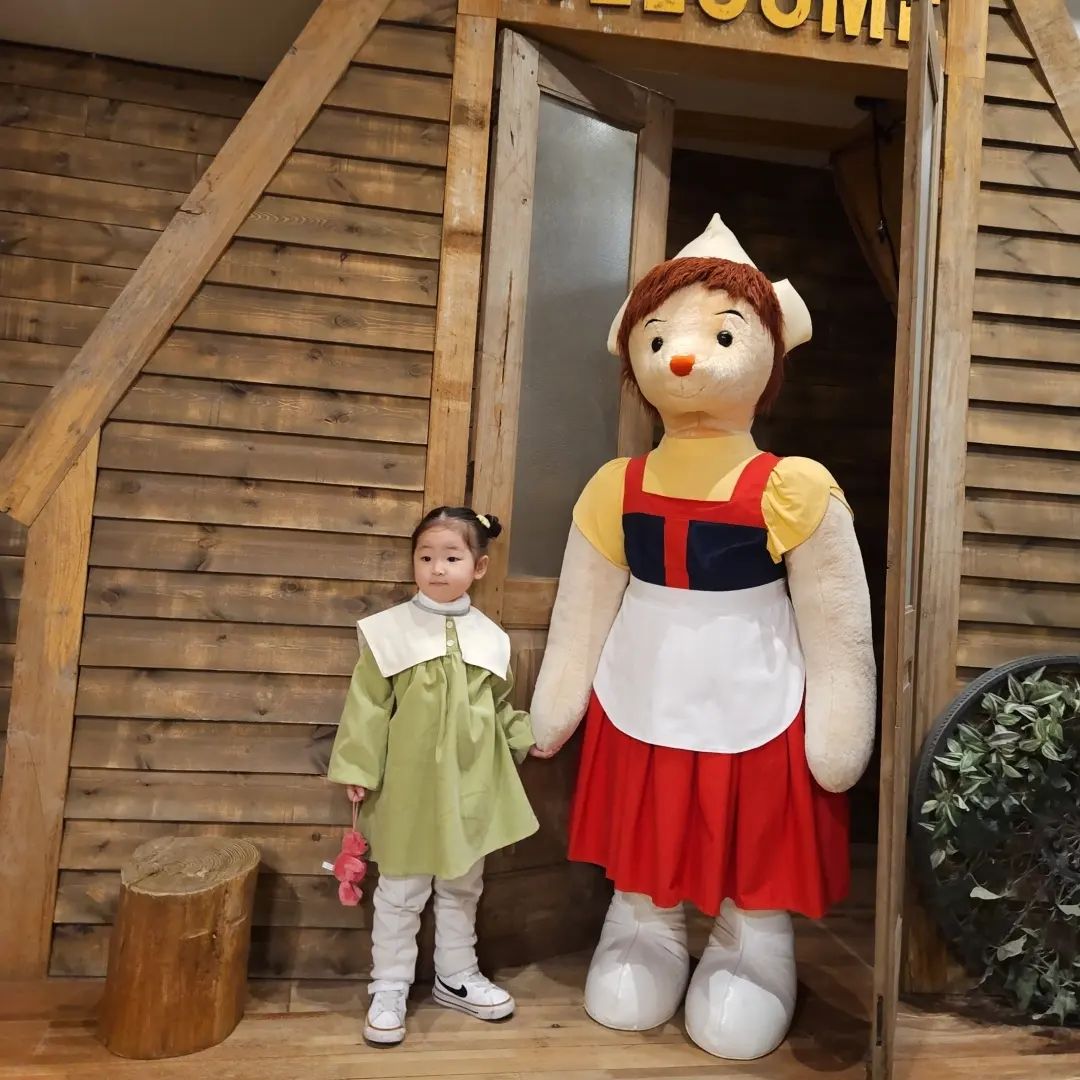 #예주in_제주도2일
2일차  #조안베어 다녀오기
여기는 입장권만 결제해도 작은 곰돌이를 주더라구요🐻
곰돌이들도 너무 귀엽고 큼직한 곰돌이도 많아서
포토존도 최고🤍
저희들밖에 없어서 더 자유롭게 구경헸어요
아기랑 같이 가기 너무 좋았어요
다음에 제주도가면  꼭 가보세용💕