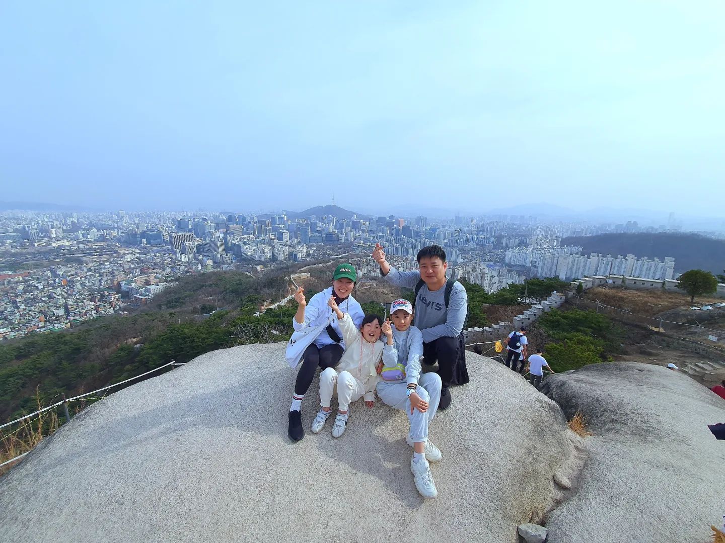 #인왕산
체력이 떨어진건지
정상까지 힘들었던 건지
3일동안 다리가 후둘후둘😇

역시 등산 후 막걸리 한잔에 야경까지
꽉꽉 채운 하루💙
.
.
#다음운동회를위해체력단련
#인왕산범바위 #인왕산정상
#등산후막걸리 
#광화문야경