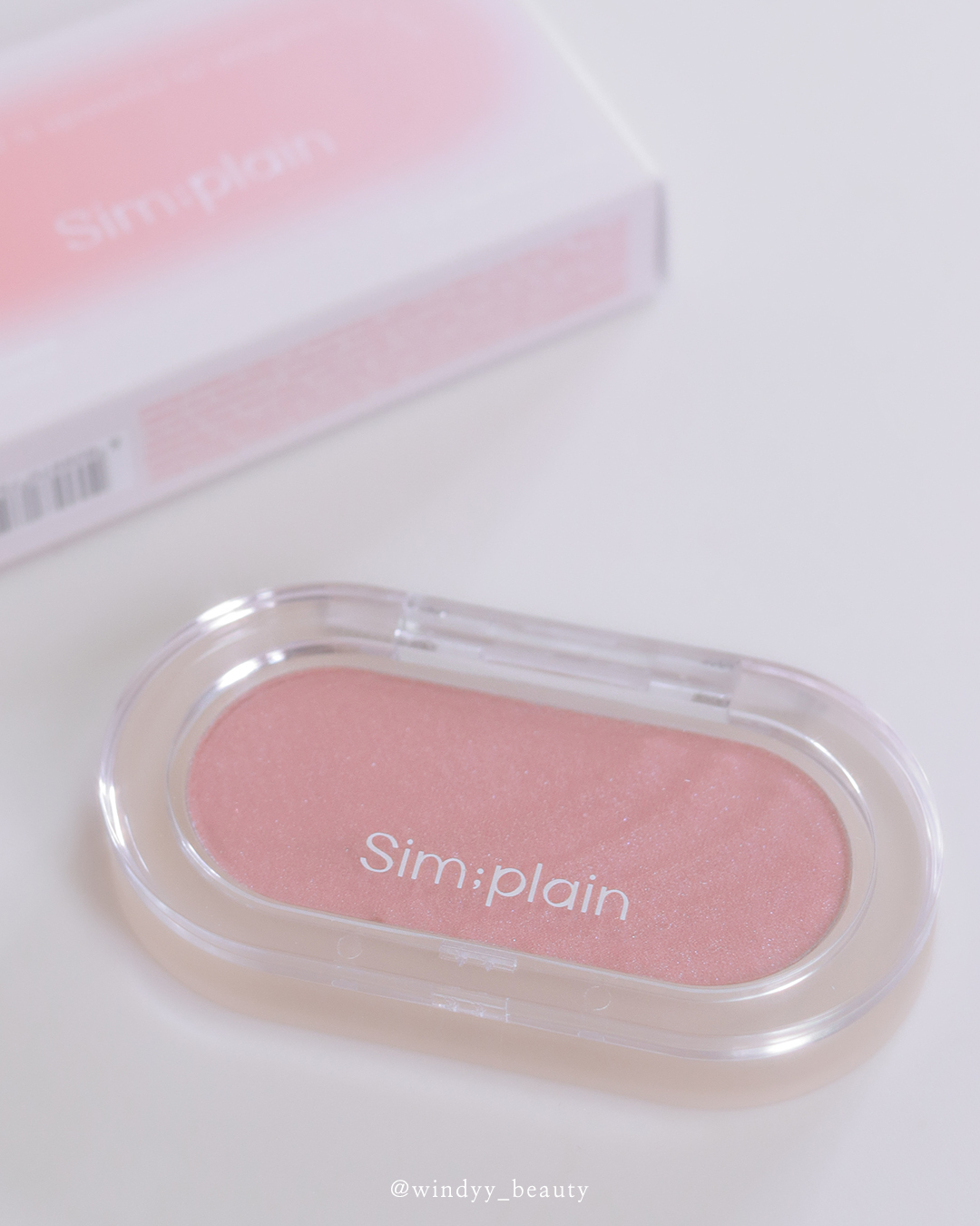 #협찬
#심플레인 #글림온치크 #simplain

심플레인 글림 온 치크 5컬러
03호 로즈스카치 / 모든 피부용 / 정가 14,000원

simplain_official cliocosmetics_official

맑은 빛을 머금은 맑은 생기 크레마 치크 제품으로 
은은한 윤기가 텁텁하거나 칙칙하지 않고 피부가
더욱 돋보이는게 특징인데요 크레마처럼 사르르
부드럽게 퍼지듯 뭉침없이 발색되는게 특징이에요.

보송하고 매끄럽고 부드러운 제형이 끈적이지 않고
가볍게 사용되고 모공 부각이나 요철 끼임 걱정이
없는 미세 펄감이 자연스러운 윤기메이크업을 연출
하고 사용한 3호 로즈 스카치 컬러는 시스루 로즈
베이지 컬러로 맑고 청초한 느낌까지 연출해줘요.

#클럽클리오서포터즈3기 #클리오 #클럽클리오 #심플레인글림온치크 #심플레인치크 #치크 #속광치크 #올리브영치크 #젤리치크 #로즈스카치 #윤기치크 #혈색치크 #크레마치크 #실크피니쉬
