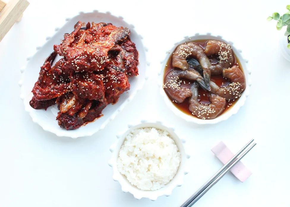 #협찬 

마땅히 먹을 반찬이 없거나 입맛 없는 날
밥도둑으로 이만한 게 없죠!

✔️밥도둑 1인자인 양념게장
100% 국내산 최고의 품질을 자랑하는
연평도 꽃게를 사용하였고, 꽃게를 급냉하여
달달하고 고소한 살이 꽉 차 있는데요

델킷은 업계 최초 알 보장제도를 운영하여
알이 없다면 재배송 및 환불로 고객만족을
우선시하고 있다는 점에서 더 믿음이 가더라고요

싱싱한 재료에 양념장은 어찌나 맛나던지
남은 양념은 밥에 그냥 슥슥 비벼 먹어도 맛있어서
버릴 거 없이 알차게 잘 먹었답니다

✔️양념새우장은 편하게 먹을 수 있는
깐 새우로 마리당 22g의 왕새우로 만들어져
크기가 큰만큼 쫀득하니 씹는 맛이 일품-!!
많이 짜지도 않고 짭쪼름하니 간이 딱이네요

신선하고 탱글탱글한 양념게장과 양념새우장
5성호텔 출신 쉐프님께서 수많은
시행 착오 끝에 개발한 비법으로 만들어
맛과 영양까지 챙길 수 있답니다
특별한 한끼로도 좋으니 만나보세요~🤩
.
.
.
#델킷 #간장게장 #양념게장 #간장새우장 #양념새우장 #델킷 #간장게장 #양념게장 #간장게장황금레시피 #연평도 #꽃게 #알배기 #꽃게장 #새우젓갈 #강경젓갈 #밥도둑
