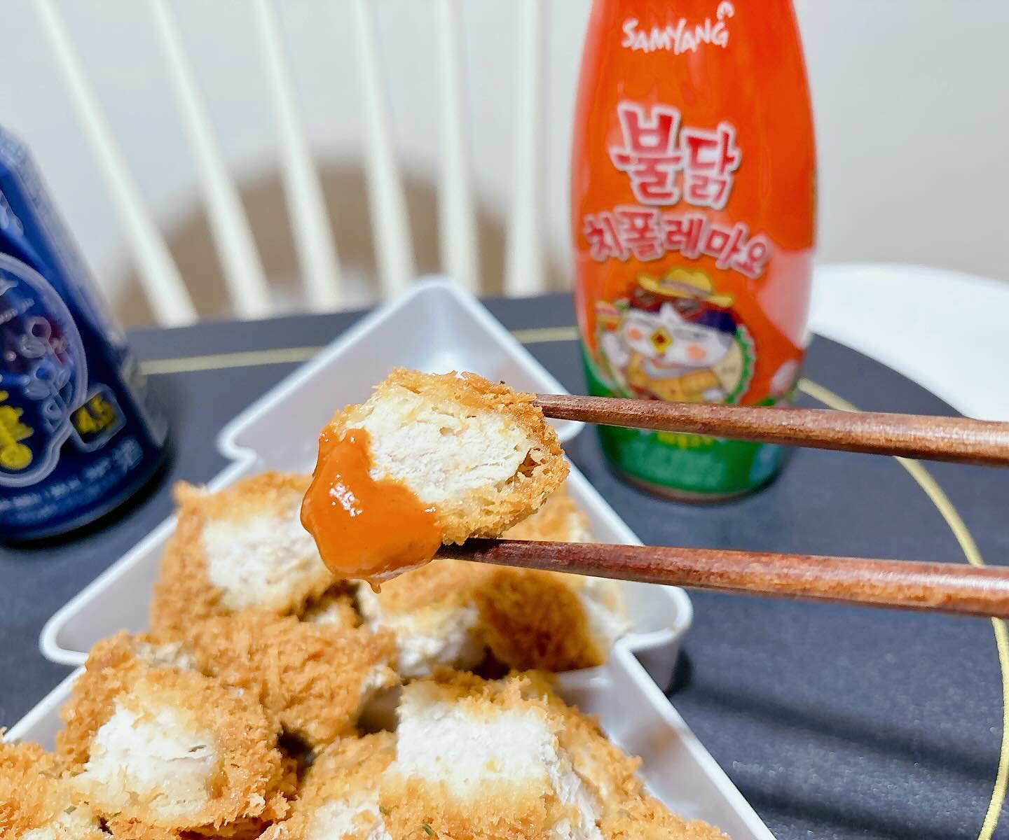 #협찬 
살면서 마요 붙은 소스중에 맛없는 소스를 본적이 없는데!
나의 예상이 이번에도 100% 大적중!🏹

불닭치폴레마요라니!!😍
이름만 봐도 딱 이거 大박이다 싶었는데 역시나였당!

이국적인 풍미의 매콤 새콤 고소함이 예술👍
하바네로 고추에 스모크향을 더해 풍부해진 훈연향과
토마토페이스트를 첨가한 새콤한 맛!

멕시칸 푸드나 타코, 나초, 퀘사디아에 완전 찰떡이면서
돈까스, 튀김, 김밥, 피자, 소세지, 등등
이것저것 다양한 음식에 딥&드리즐 소스로도 활용 굿굿🤤

공식몰이나 이마트, 쿠팡에서 구매 가능하니까 달료!!
집에서도 가능한 멕시코 여행 출발✈️
.
.
#불닭소스 #불닭치폴레마요 #불닭레시피 #불닭소스레시피 #불닭볶음면레시피 #소스레시피 #불닭볶음면 #buldak #소스 #삼양식품