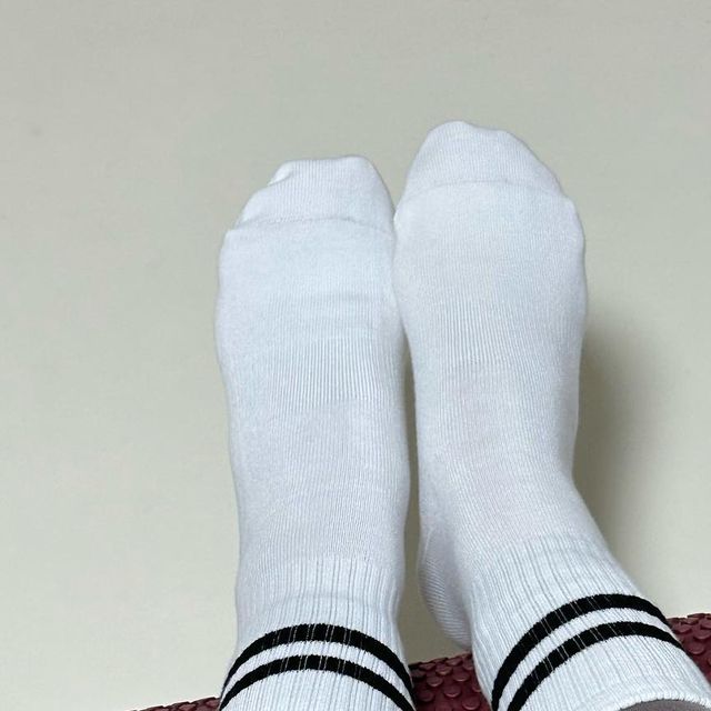 쟈니네🏠 on Instagram: "#협찬

홈트와 필라테스할 때는 레깅스도 잡아주면서 미끄럼방지되는 필라테스 양말을 신어주고 있는데용😃

짱짱함 그 자체라 세탁해도 핏되게 잘 잡아주더라구요 •᎑• 

필라테스 양말 특성상 너무 얇으면 운동할때 불편한데 도톰해서 기구나 매트위에서도 안정적으로 운동할 수 있었어요👍🏻

미끄럼방지도 틈새없이 촘촘하게 만들어져있어서 맨발로 운동했을때보다 훨씬 좋네요

발사이즈가 235인데 딱 적당하게 잘 맞았어요🤎

#필라테스양말 #요가양말 #미끄럼방지양말 #논슬립양말"