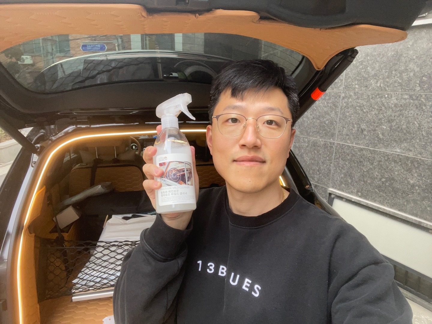 세차광 최게바라가 선택한 실내세차용품, 울트라레인보우 멀티유즈 마일드 클리너를 써봤습니다.

일단 제 차량은 새들브라운 시트라서 이염이 잘되는 편이고 그만큼 관리를 요하는 시트에요. 그래서 주기적으로 가죽코팅이나 가죽세정을 해줘야하는데 이게 참 귀찮기도 합니다 ㅎㅎ

그래서 이번에 좋은 기회로 협찬받은 울트라레인보우 가죽클리너를 사용해서 운전석과 조수석 가죽을 깨끗하게 클리닝 해봤는데요. 함께 동봉되어있던 가죽클리닝미트로 열심히 닦아냈더니 그동안 이염되어있던게 닦여서 금세 미트가 거뭇거뭇 더러워지더라구요!!

실제로 이렇게 더러웠다니.. 앞으로 세차할 때마다 주기적으로 가죽시트 닦아주던지 해야할거같습니다 😣

제가 쓰던 클리너는 스펀지 같은거에 짜내서 바르고 마른 타올로 닦아내야해서 꽤 번거로웠는데 울트라레인보우 클리너는 물왁스처럼 칙-칙- 도포한 뒤에 곧장 닦아내도 꽤 세정력이 좋아서 바로 닦여나갑니다.

향도 부담스럽지 않고, 특히 다용도타올을 사용해서 하이그로시브쪽을 닦아내니까 잔기스도 안나고 내장재 뿐만 아니라 외장 왁스 작업 후 버핑작업할 때 사용할수도 있을거같아서 아주 만족도가 높은 세트품목이에요 ㅎㅎ

특히 처음 써봤던건 분섬사 소재로 만든 가죽클리닝 미트였는데요. 미세한 스크레이퍼와 극세사 섬유를 동시에 가진 분섬사 소재로 만든건데 약간 까슬까슬한 털오라기로 되어있거든요. 틈새 속에 갇힌 먼지와 이물질을 긁어내서 오염물과 먼지를 흡착하는 복합섬유로 만든 미트를 클리너로 충분히 뿌려서 닦아내면 효과가 극대화되더군요.

자동차 실내 세정능력과 코팅, 광택 작업시에 만능으로 사용할 수 있는 울트라레인보우 클리너 추천합니다 😏💯👍

#협찬 #셀프세차용품 #실내클리닝 #다용도타월 #가죽클리너 #디테일링샵 #실내청소 #자동차청소