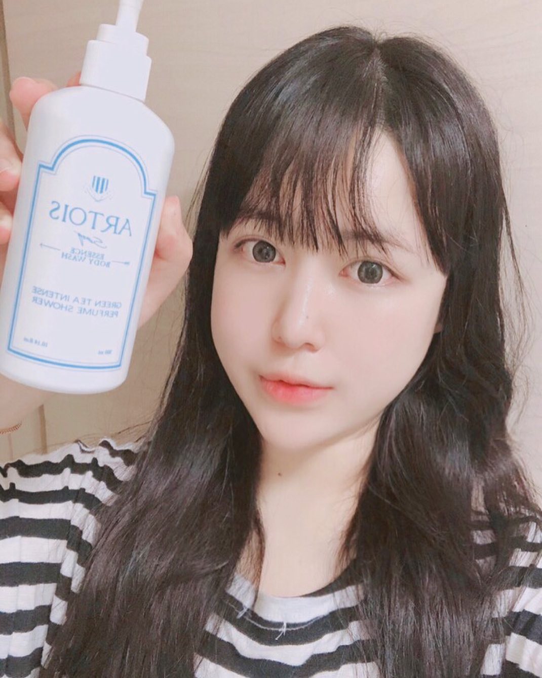 인배 on Instagram: “운동하구 이걸루 씻으면  은은한 비누향 나구 넘 좋음 💙 !!! 원래 내 살냄새 인 것 같은 향 ! ✅ 탑노트- 시트러스 ✅ 미들노트 -플로랄 ✅ 베이스노트 - 우디,엠버,머스크 - - - @1004lab_official  #천사연구소 #아르투아…”