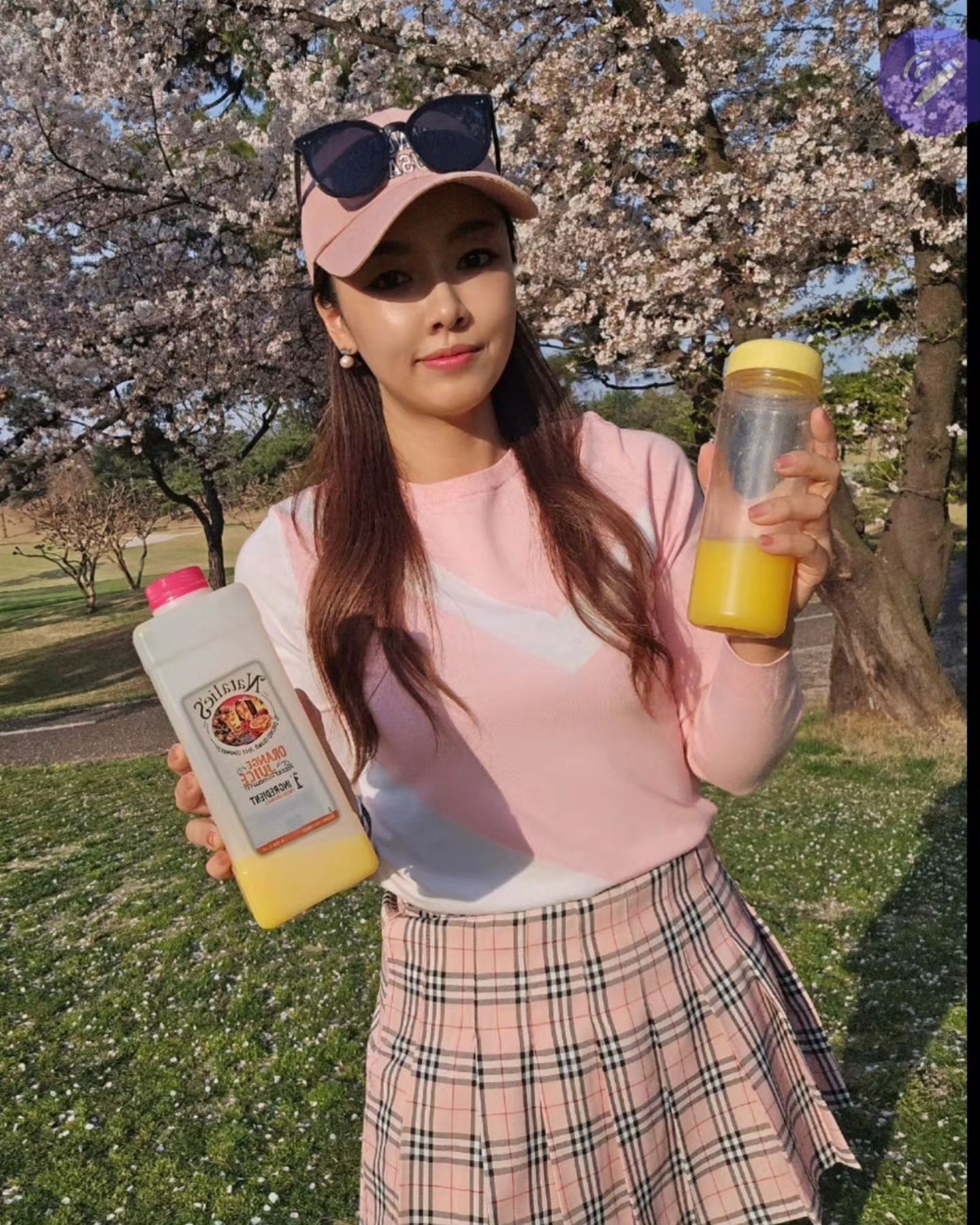 #광고 야외활동 갈 때 챙기세요들~🍊 (오늘 진짜 더움)

라운드 때 커피만 마시다가 중반부터 
지쳐서 갈증도 나고 피곤해서 
집중력이 떨어지더라구요.

이번 라운드에 플로리다 오렌지주스 
챙겨가서 한통 다~~마심🍊

📍 플로리다 오렌지주스는 비타민C가 
풍부하고 수분충전에도 그만이였어요.
📍피곤함이 풀어지니 에너지가 넘쳐나네요.
📍골프처럼 지구력을 요하는 스포츠에 
상큼함으로 활력을 줄 수 있는 챙기세요

양도 넉넉해서 동반자들과 함께 나눠 마시기
딱 좋았어요.^^

#덥다_더워_정신차렷!
#패키지_왜캐_고오급스럽니

➡️ floridaoj_kr

#효리씨 #대구골프 #대구골퍼 #골프블로거 #플로리다오렌지주스#FloridaOrangeJuice #나탈리스#TheOriginalWellnessDrink #골프#운동후 #비타민C #수분보충#영양주스 #라운딩