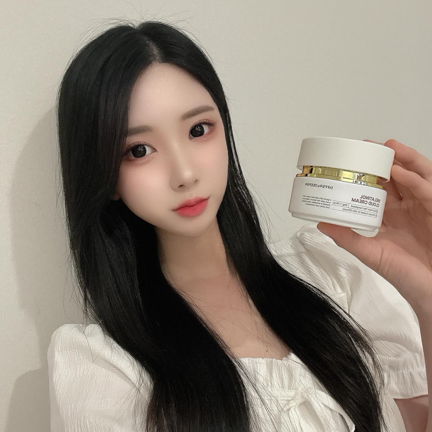 #협찬 #광고 

@differndeeper_official 

요즘 피부톤이 칙칙해 보이거나
잡티가 신경 쓰일 때 챙기기 좋은 크림 🤍

디퍼앤디퍼
멜라티놀 클라우드 크림 사용해봤어요 ☁️

이름처럼 제형이 부드럽고
피부에 올렸을 때 답답하게 무겁기보다는
촉촉하게 감기는 느낌이라 좋더라구요.

특히 요즘처럼 자외선이 신경 쓰이는 계절에는
기미, 잡티, 피부톤 관리도 꾸준히 챙기게 되는데
데일리 미백 크림처럼 쓰기 괜찮았어요 ✨

발림성은 크리미한데
마무리는 과하게 끈적이지 않아서
아침, 저녁 스킨케어 마지막 단계에 바르기 좋았고

피부가 건조해 보일 때도
은은하게 윤기감이 올라와서
메이크업 전에 발라도 부담이 적었어요.

칙칙한 피부톤이 고민이거나
기미, 잡티 케어를 시작하고 싶은 분들께
데일리 크림으로 추천해요 🤍

#기미크림 #기미관리 잡티크림 기미케어 잡티케어 
멜라티놀클라우드크림 미백크림 디퍼앤디퍼 
differanddeeper differndeeper