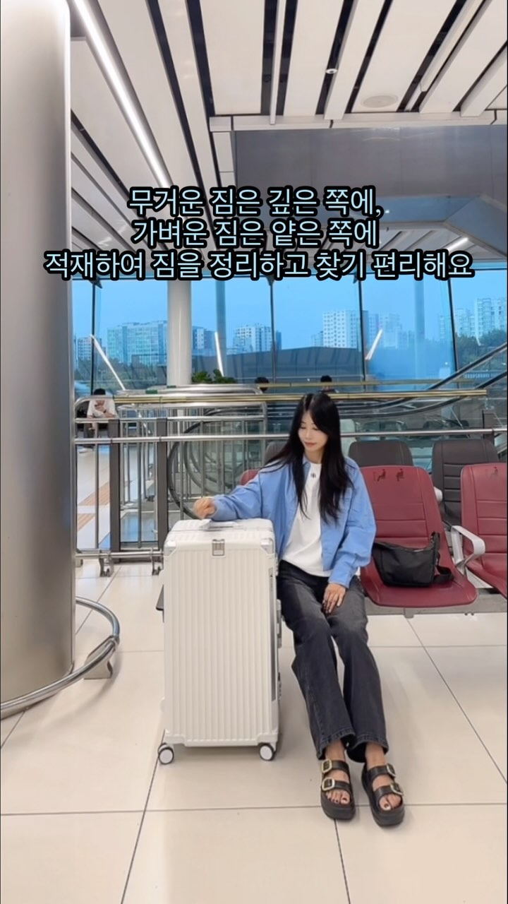 #협찬 🩵 내년엔 30인치들고 유럽가야지
.
.
프리미엄 대용량 캐리어
6:4 황금비율의 공간혁신
.
.
 TSA락으로 안전 여행 가능한 캐리어에요
 편리한 컵홀더 기능과 가방 걸이로 두 손이 자유롭고
.
.
무거운 짐은 깊은 쪽에, 가벼운 짐은 얕은 쪽에 적재하여 짐을 정리하고 찾기 편리해요
.
.
튼튼함에 유연함을 더 하고 조용하고 부드러우면서 튼튼한 5.5cm 우레탄 더블 휠.
.
.
옵션으로 렉탱글 전용 PVC 보호커버와 바퀴커버가 있는데 이게 개꿀템이에요
.
.
A/S 및 CS에 즉각적으로 처리해 줘서 파손걱정이 없어요 
.
.

@reimble_official
#레임블캐리어 #렉탱글캐리어 #수하물캐리어 #튼튼한캐리어 #여행용캐리어 #유럽여행캐리어 #예쁜캐리어 #대용량캐리어 #감성캐리어 #여행스타그램 #여행가방 #조용한캐리어 #캐리어추천