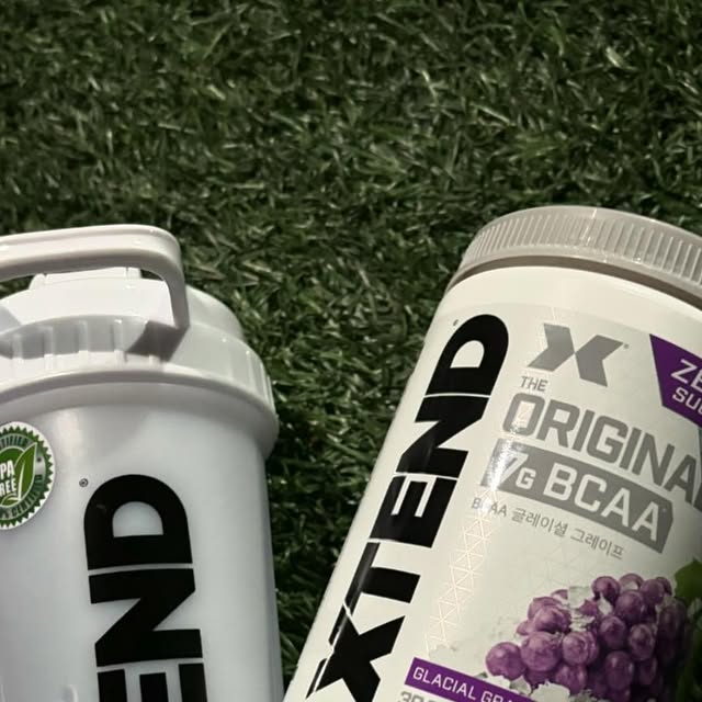  민주 on Instagram: "#광고 엑스텐드 bcaa 포도맛 🍃

평소에 운동할 때 물 대신 즐겨먹는데 아미노산 제품 중 가장 맛있어서 손이 자주 갑니다 ,, 다이어트로 부족해지기 쉬운 필수 아미노산을 보충하면서 제로슈가에 칼로리도 낮으면 안 먹을 이유가 없죠 🫧

BCAA 7,000mg과 L-글루타민 2,500mg, L-아르지닌 1,000mg이 함유되어 있고 찬물에도 쉽게 녹아서 먹기도 편하고 미국 1등 제품인건 아시죠?! 동아제약 공식 수입이라 배송이 빠르고 믿을 수 있어요 🫧

카페인때문에 운동 중에 아이스 아메리카노 먹기 부담스러운 분들, 생수 잘 못 마시는 분들, 낮은 칼로리로 관리하실 분들께 추천드립니다 🫧

🍃운동 좋아하는 분들 강추입니다 헬창 남친 선물로도 좋을 것 같아요 

@xtend_donga.official 

#XTEND #엑스텐드 #USAno.1 #BCAA #동아제약 #공식수입 #아미노산보충제 #헬스 #운동 #운동선물"