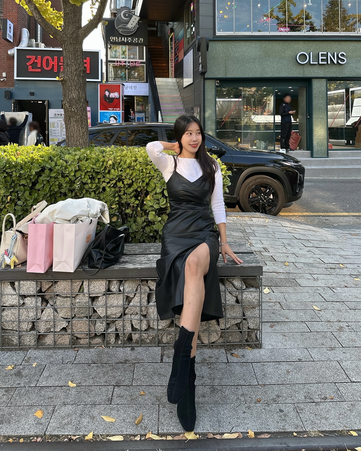 #광고 입었을때 핏 정말 예쁜 고급스러운 느낌의 페이크레더 원피스
.
.
앞면 셔링 디테일로 체형 커버를 도와줘서 몸매가 좋아보이는 원피스입니당
.
.
W컨셉 쓱데이 할인중 
.
.
hybernat
#hybernat #레더원피스 #가을레더원피스 #원피스추천 #원피스맛집 #레더원피스코디 #민소매원피스추천