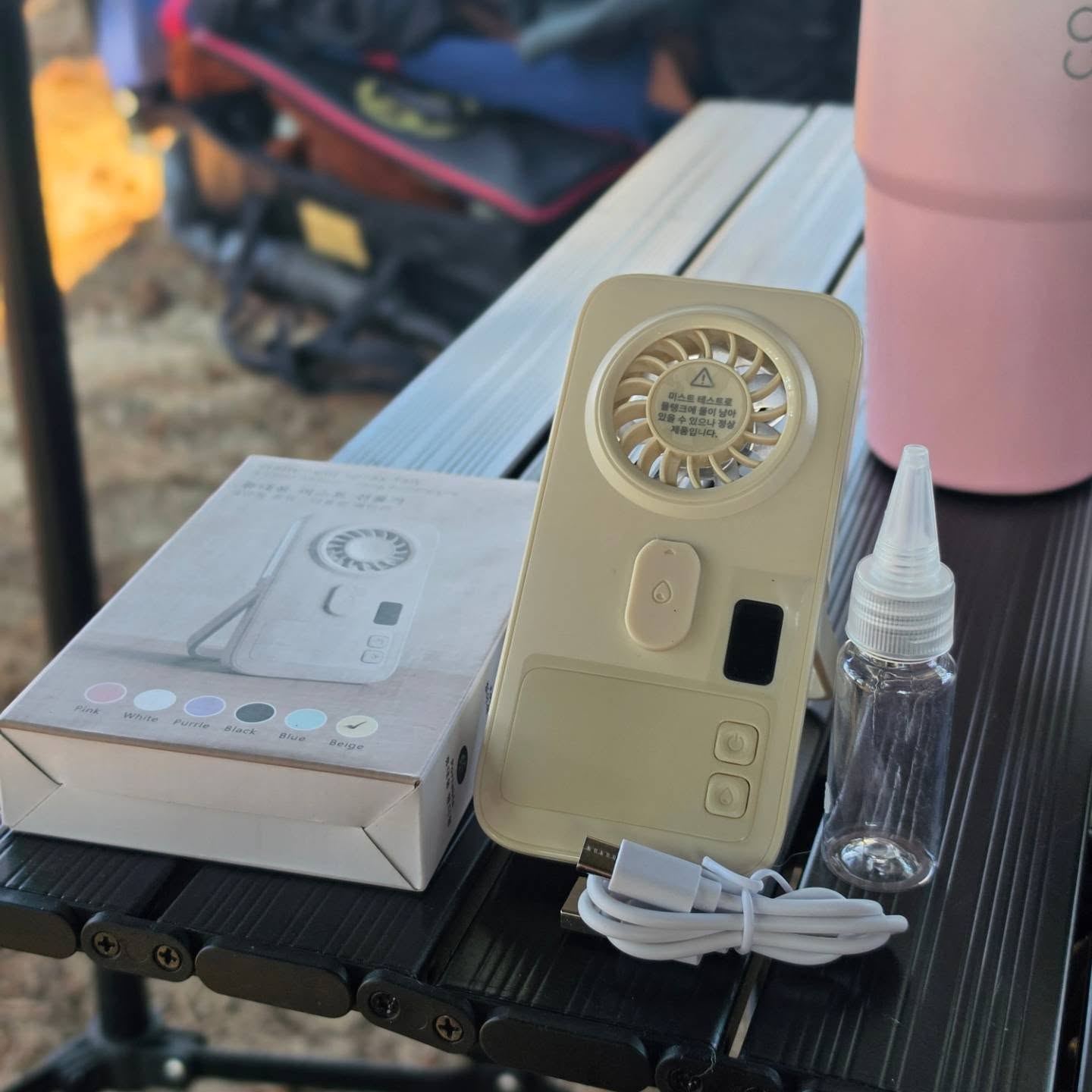 #협찬 @smiria_official
🏕️ 캠핑 필수템으로 챙겨간 ebeiya선풍기 💨

요즘 날씨가 더워서 캠핑 갈 때마다 휴대용 선풍기를 꼭 챙기게 되는데, 이번에는 ebeiya선풍기를 사용해봤어요.

베이지 컬러라 감성 캠핑 분위기와도 정말 잘 어울리고, 손에 들고 다니기 좋은 핸디 타입이라 이동할 때도 편했어요.
텐트 설치할 때부터 저녁 바비큐 시간까지 계속 사용했는데 가볍고 휴대성이 좋아서 부담 없이 들고 다닐 수 있었답니다.

특히 물을 넣어서 미스트 처럼 사용할 수 있고 바람 세기 조절이 가능해서 상황에 따라 사용할 수 있는 점이 마음에 들었어요. 
낮에는 강풍으로 시원하게 사용하고, 저녁에는 은은하게 틀어두니 딱 좋더라고요. 
캠핑 의자에 앉아 풍경 구경하면서 사용하니 더운 날씨에도 훨씬 쾌적하게 보낼 수 있었어요~

무게도 가벼워서 가방에 넣어 다니기 편했고, 디자인도 깔끔해서 캠핑 감성을 해치지 않는 점도 만족스러웠습니다. 
야외 활동, 피크닉, 여행, 산책할 때도 유용하게 사용할 수 있을 것 같아요.

올여름 휴대용 선풍기를 찾고 계신다면 ebeiya선풍기 추천드려요! 😊

🔗 상품링크 : [https://link.coupang.com/a/eHmESEPhAa?abTestInfo=100412_group_A]

#ebeiya선풍기 #핸디선풍기 #손선풍기 #미스트선풍기