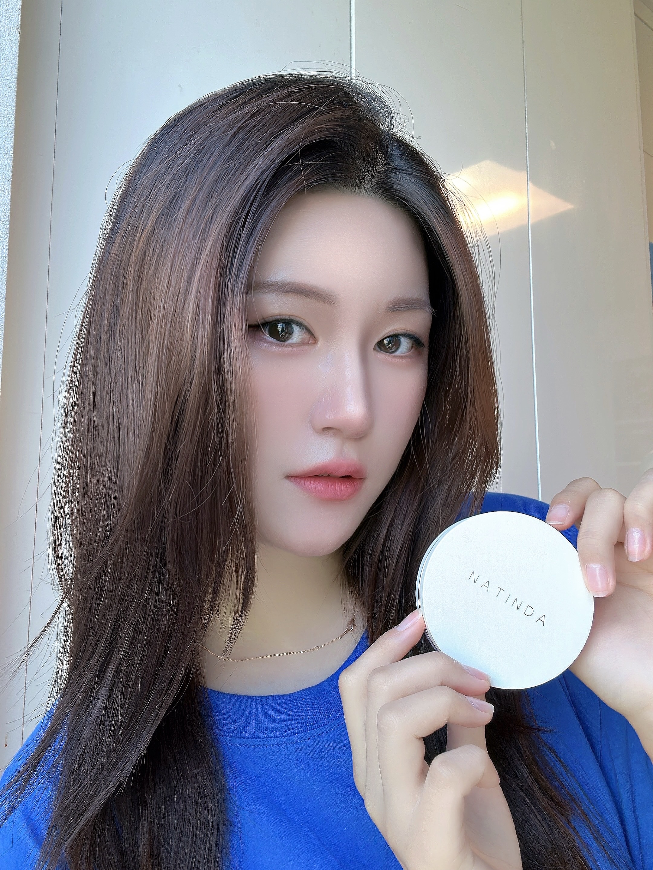 #광고

☀️땀나고 번들거리는 날에도
메이크업은 보송하게 유지하고 싶다면?

요즘 파우치에 꼭 챙기는
나틴다 오일컷 파우더팩트🤍

신세계면세점 온라인 입점 제품이라
더 눈길이 갔던 자외선 차단 기능성 팩트예요✨
SPF 30 / PA++로 가볍게 자외선 차단까지!

고운 미세 압착 파우더라
입자가 얇고 곱게 밀착돼서
답답함 없이 피부에 착- 올라가는 느낌🫧

번들거리는 유분은 기름종이팩트처럼
보송하게 잡아주고, 땀에 번진
메이크업도 깔끔하게 정리해줘요👍🏻

무너진 베이스 위에 톡톡 두드리면
피부 결점은 자연스럽게 커버되고
들뜸 없이 메이크업 픽서처럼
오래 유지되는 느낌이라 만족🤍

여름철 수정화장템 찾는다면
파우치 속 보송 치트키로 추천해요👜✨

🏷️@natinda_official 🌿
_
.
.
#나틴다 #나틴다팩트 #오일컷팩트 #유분제거팩트
