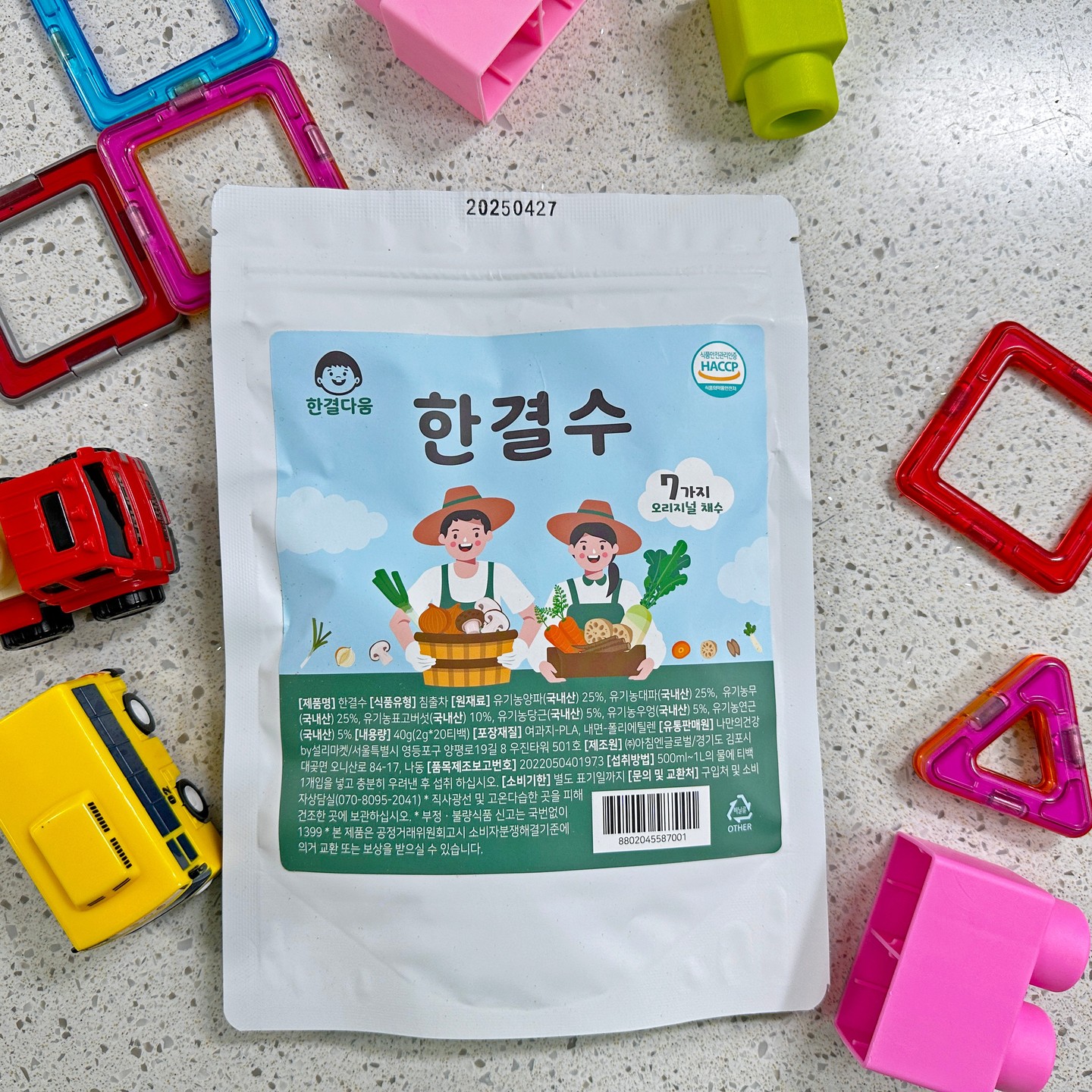 #협찬 #한결수
매일매일 차리는 윤성이 저녁
매번 육수 내는것도 빡센 워킹맘이라 간단하게 진한 채수를 낼수있는 #한결수 사용해봤는데
티백 형태라 간편하게 끓는물에 5분 담궈놓으면 진한 채수완성!👏👏
어디에서든 편하게 진한 채수로 만든 반찬이나 국을 만들수있어서
세상간편! ㅎㅎ❤️
양파, 대파, 무, 표고버섯, 당근, 우엉, 연근 유기농 7가지 원료로 구성되어있어서
야채 잘 안먹는 울 아기한테 야채 성분을 먹일수있어서 더욱 좋은듯! ㅎㅎ
채수내서 계란찜밥 만들어줬는데 평소에 밥 잘 안먹는편인데도
반이상 먹을정도! ㅎㅎ
HACCP 인증 시설이라 울 아이가 먹어도 위생적으로 걱정이 없는 간편한 #유아육수팩 ! ㅎㅎ
이걸 이유식 할때 알았다면 더 좋았을텐데 ㅜ
간편하게 육수내서 맛있는 이유식 만들기에도 좋고
유아식 만들기에도 좋은 #한결수 #아기육수팩
육아맘들이면 꼭 한번 사용해보시길 추천드려요 ! 

#한결수 #아기이유식 #아기유아식 #이유식재료 #이유식재료손질
#이유식재료소분 #아기육수 #아기육수팩 #육수팩 #채수 #아기국
#아기반찬 #아기반찬레시피 #중기이유식 #후기이유식
