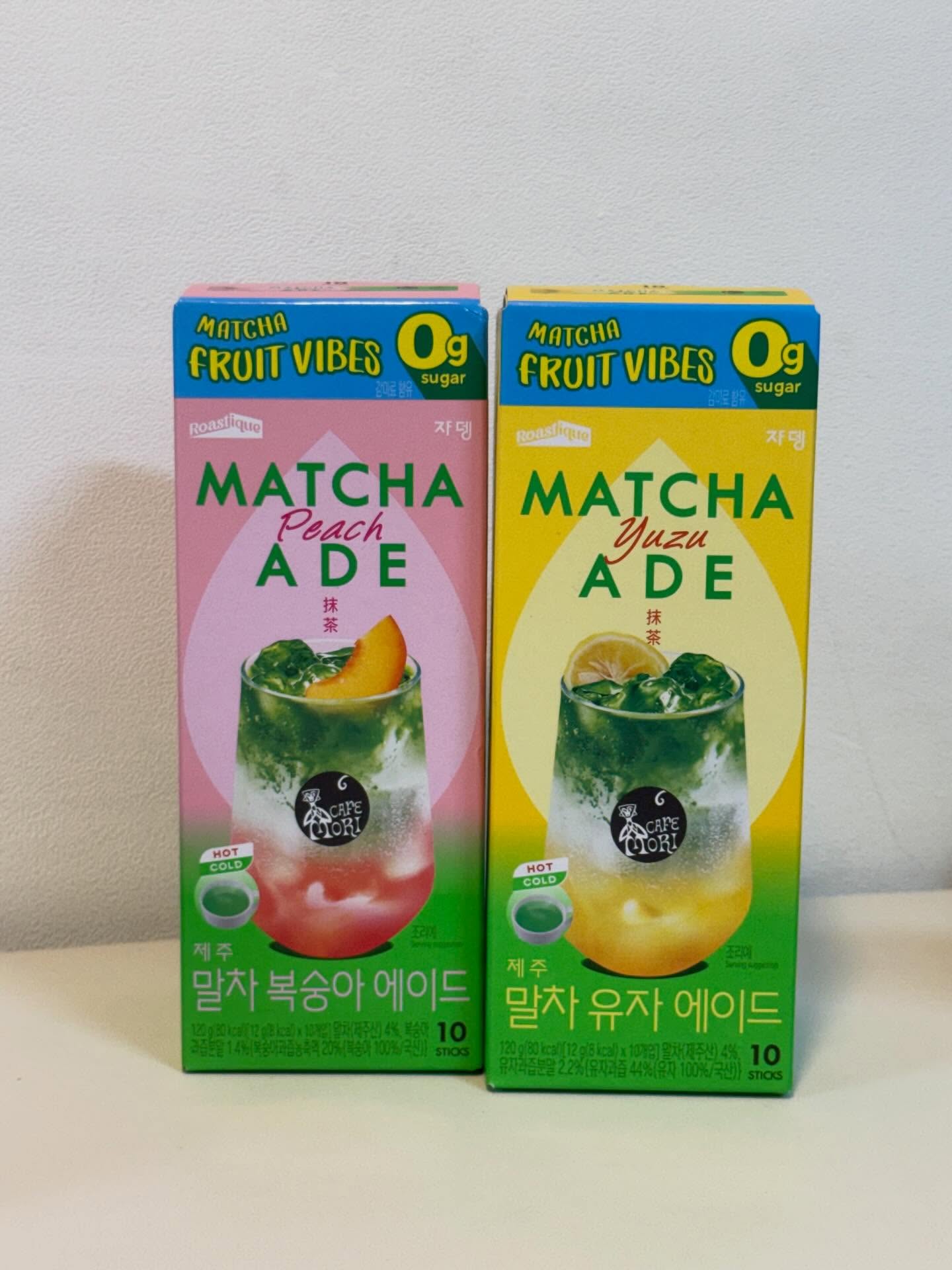 #협찬 

쟈뎅 까페모리 말차 에이드 스틱 2종 소개해요☺️

제주산 말차에 국내산 유자 & 복숭아를 넣어 만들어진 에이드 스틱! 

당류 제로로 설탕 대신 대체당을 사용해 더욱 가볍고 산뜻하게! 당류 생각하시는 분들도 부담없이 즐길 수 있어요~ 

제주에서 재배한 어린 찻잎을 사용해 말차의 깊은 풍미를 담고 유자 or 복숭아를 더한 상큼 달콤한 에이드로 여름엔 시원하게! 
겨울엔 따뜻하게 드실 수 있답니다! 

그리고 식약처의 엄격한 기준을 통과한 HACCP 인증 시설에서 생산부터 출고까지 전 공정을 체계적으로 관리하여 안심하고 드실 수 있는 쟈뎅^^ 

#광고 #말차 에이드 #복숭아에이드 #유자에이드