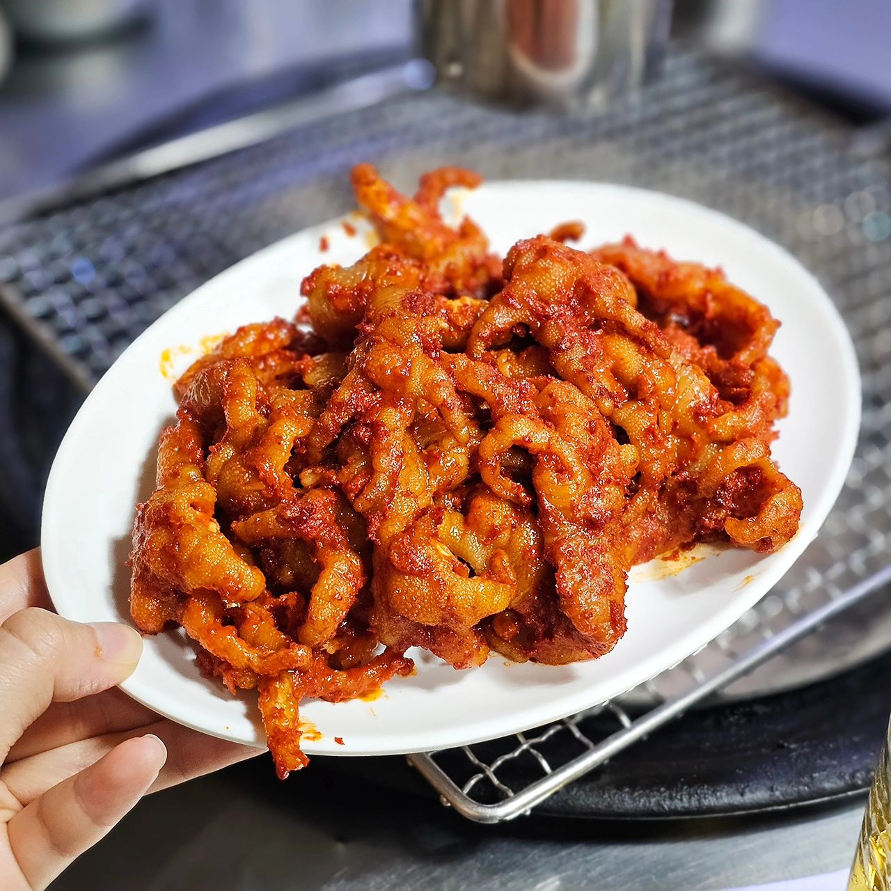 #협찬 #땡구땡구본점 닭발 맛집이넹♥️

스트레스 받을땐 매콤한 닭발에 쏘주 한 잔이 딱이쥬👍
노포맛집 분위기 낭낭하게 나는 땡구땡구는
춘천 현지인이라면 모르시는 분이 없을 정도로
워낙 유명한 곳이랍니다🤗

메뉴가 다 맛있지만 전 역시 닭발이 짱!!
숯향이 은은하게 배서 불맛 제대로~
매콤달콤한 양념맛도 최고예요😍
양념이 맛있어서 양념삼겹살도 완전 맛도리~~
보통맛도 은근 매콤해서 술이 땡기는 맛이에요

매운음식에 주먹밥도 빠질 수 없쥬~^^
탄수화물러버라 꼭 시켜줍니다 ㅋㅋㅋㅋ

요즘 늦게까지 하는 술집이 많이 없는데
땡구땡구본점은 새벽5시까지 영업하셔서
1차부터~막차까지 언제든 와서 먹기 좋아요
막차하기 좋은 다양한 술안주들도 넘나 많아요!!
.
.

#춘천후평동맛집 #춘천후평동양념삼겹살 #춘천후평동닭발 #춘천닭발 #춘천닭발맛집 #춘천맛집 #춘천맛집추천 #춘천맛집투어 #춘천노포 #춘천현지인맛집 #닭발 #닭발맛집 #숯불닭발 #무뼈닭발 #국물닭발 #디너의여왕