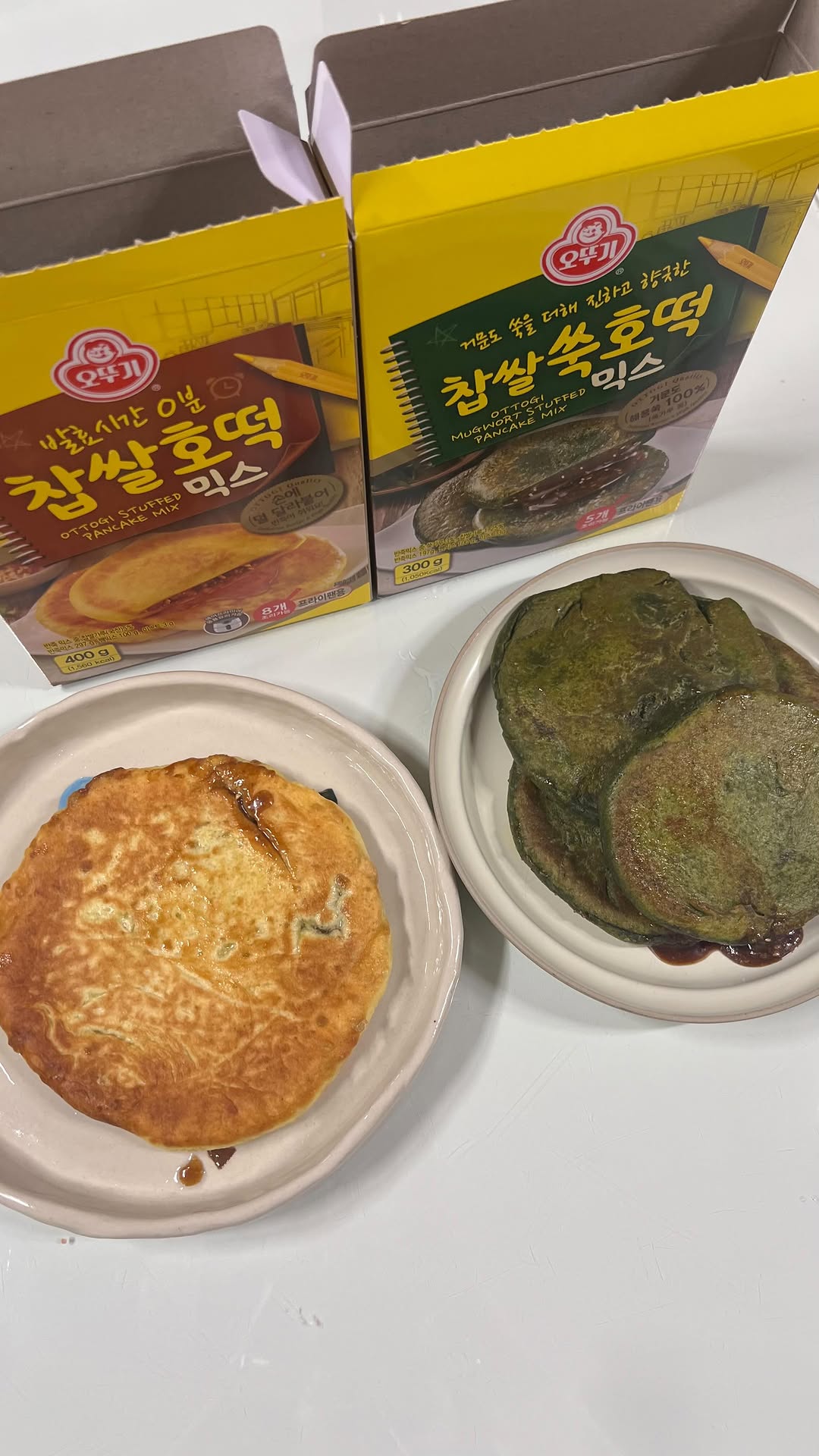 #협찬
추운 겨울에 뜨끈하게 집에서 만들어먹는 #찹쌀호떡
#오뚜기 에서 판매하는 찹쌀호떡 만들기!!
호떡믹스로 이렇게 만들어 먹었는데 진짜 너무나도 맛있고 만드는 재미도 있어서 너무 좋았다~

기본 #찹쌀호떡믹스 는 역시 순정!!이 최고구나 하는 만큼 달콤쫀득하니 추억의 그 맛이었다 국산 찹쌀 가루를 사용해 한층 더 쫀득~해져서 정말 맛있다!!
그리고 처음 먹어보았던 #찹쌀쑥호떡믹스 는 진하고 향긋한 100% 거문도 해풍쑥을 더해 더욱 진하고 향긋한하니 쑥떡을 먹는듯한 느낌이들고 맛있었다~!

이제 밖에서 추운데 호떡 줄기다리지말고 집에서 재미있게 만들기도하고~ 재료없이 물만있으면되서 간편하게 빠르게 만들 수 있어 좋고~ 정말 쫀득하니 맛있고 디저트나 안주로도 아주 찰떡궁합이니 다들 꼭 한번 만들어먹어보길 바란다~

#호떡 #호떡믹스 #쑥호떡 #겨울간식 #겉바속쫀 #호떡맛집 #간편간식 #간딘안주 #겨울별미 #겨울디저트 #호맥 #코리안디저트 #K디저트 #국민간식 #먹스타