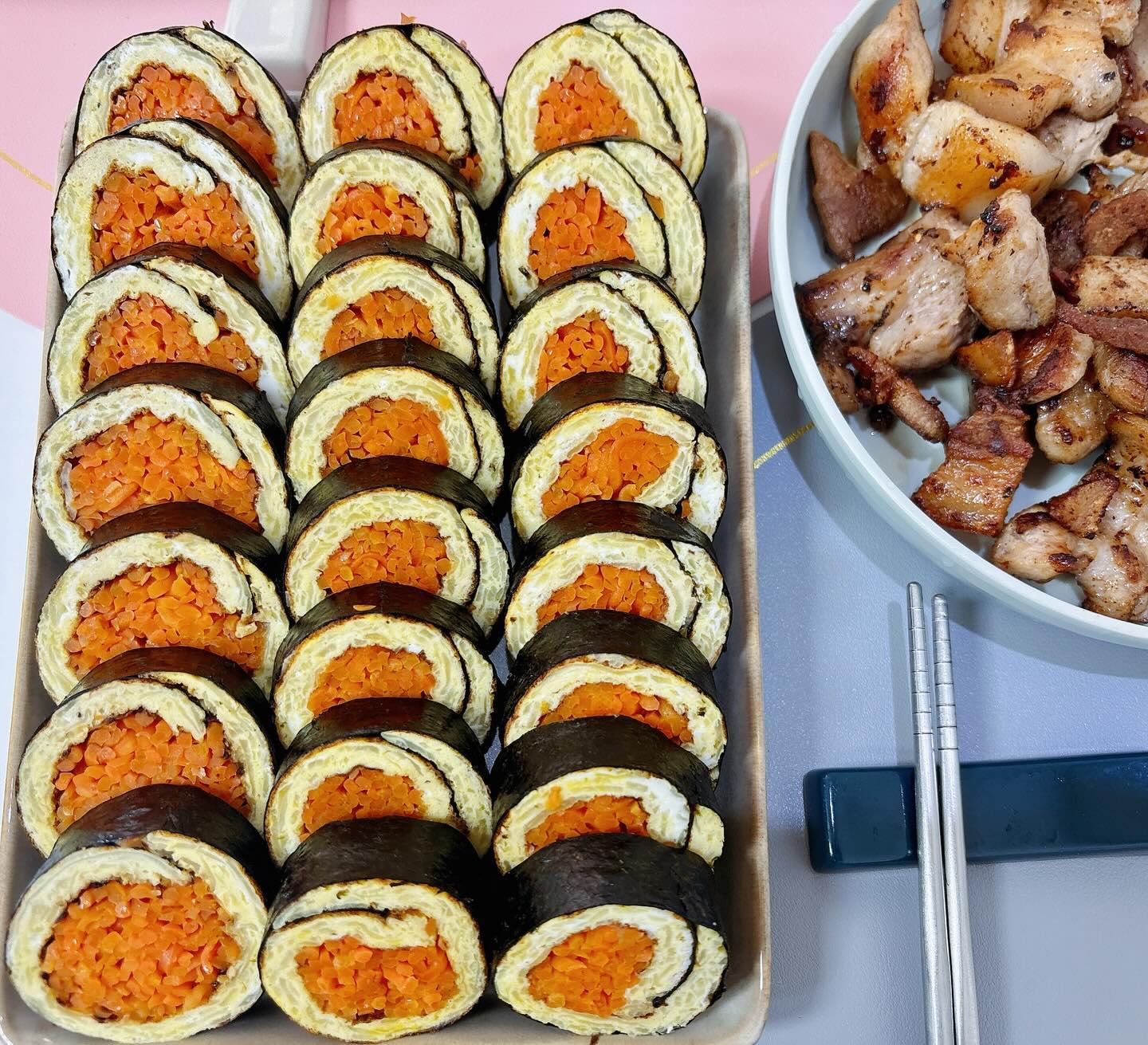 .
이번주는 클린하게 먹어보재서
내가 김밥을 말아봤당😍
철분 돌핀 김밥 이라고...🤣

채썬 양배추 살짝 볶아 계란물 부어 부쳐 밥대신 깔고!
(사각팬 없어도 사각으로 부쳐내는 나의 엄지...☆)

당근 볶아 얹고 슥 말아주면 되는데!
✨여기서 뽀인뜨는✨
당근 채칼다 베인 상처 부위에서 흐르는 피😇
아, 아니 철분이랄까!!ᵒ̴̶̷̥́ ·̫ ᵒ̴̶̷̣̥̀
ㅋㅋㅋㅋㅋㅋㅋㅋㅋㅋ
그래서 철분 𝘿𝙤𝙡𝙥𝙝𝙞𝙣 김밥!

근디 쉐프님이 넘 맛나다고 또 해달라해서 해피🥰
나 또한 넘 맛있엇구
쉐프님표 꼬들살 곁들여 토욜 점심🫶🏻
.
.
#당근라페김밥 #양배추계란김밥 #철분김밥