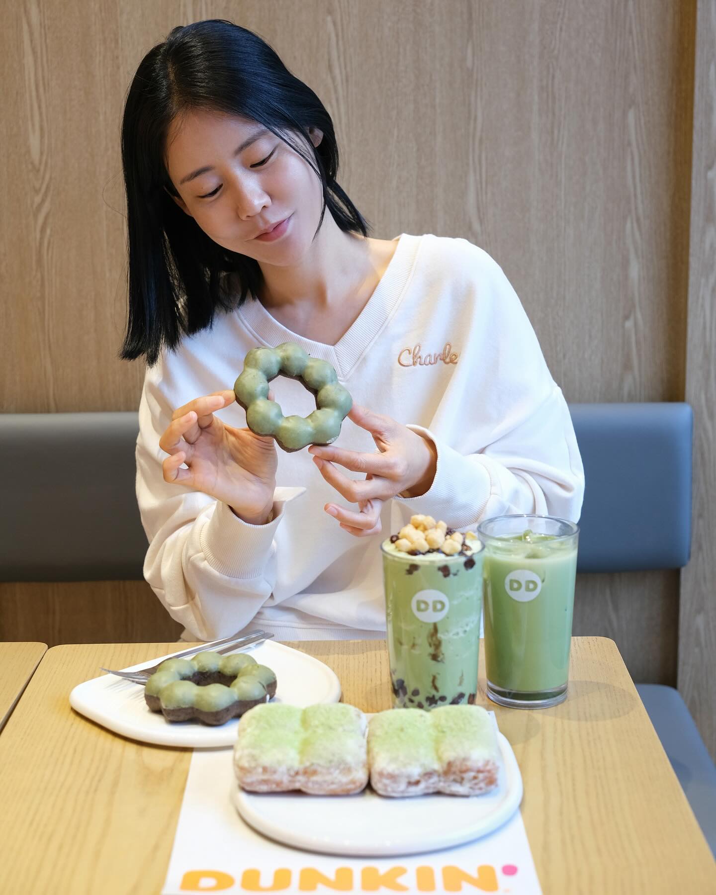 #광고 dunkin_kr 
녹덕들 맛보면 심쿵 할
도넛과 음료들이 던킨 신메뉴로
나왔다고 해서 빠르게 다녀왔어요💚
 
음료 2종 + 도넛 2종 맛보는데 짱맛😋
말차 블랙 츄이스티는 쫄깃한 식감과 말차 코팅이 꿀조합!
한알 한알 뜯어먹는 재미도 있었구요~
말차 클로버 필드는 도넛 안에 말차 크림+오트 크림이
같이 들어있어서 달콤 쌉쌀하면서 고소해서
이번에 완전 푹빠져버린 도넛…
 
제주 녹차에 단팥과 쫄깃한 인절미 빙수떡이 들어 있는
빙수 컨셉 녹차빙수 모찌 쿨라타는
혼자 먹기 좋은 양으로 1인1빙 가능!
그린티 라떼는 말해뭐해?~
 
녹덕들은 던킨으로 달려가쟈!!
새싹이 트는 4월, 세상에서 가장 행복한 개구리
‘피클스 더 프로그＇와 함께한 던킨의 봄에 초대합니다♥
ⓒ 1994 NAKAJIMA CORPORATION
 
#던킨 #도넛 #던킨도너츠 #던킨신메뉴 #말차클로버필드 #말차블랙츄이스티 #인절미빙수모찌쿨라타 #밀크빙수모찌쿨라타 #녹차빙수모찌쿨라타 #던킨도넛 #던킨신상 #dunkindonuts