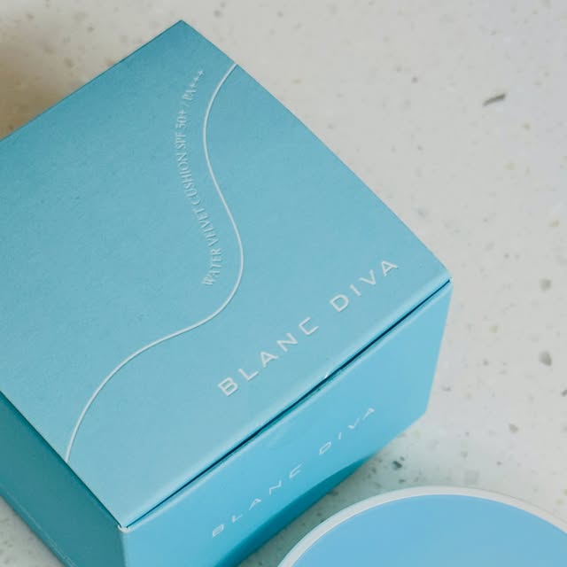 #광고 #워터벨벳쿠션 #블랑디바 #수분쿠션 #수부지쿠션 @blancdiva_official 

요즘 쿠션 유목민이었는데
올리브영에서 테스트해보고 바로 반했던 🤍
블랑디바 워터벨벳 쿠션✨

촉촉하게 발리는데 마무리는 보송한 세미매트 느낌이라
수부지 피부인 저에게도 정말 잘 맞았어요 :)

얇게 밀착되면서
홍조, 모공 커버도 자연스럽게 돼서
피부에 얇은 필터 씌운 듯 표현되는 느낌✨

시간 지나도 들뜸이나 무너짐이 심하지 않아서
데일리로 사용하기 좋았던 올리브영쿠션!💚

올리브영 매장에서 직접 테스트해보면
왜 인기 있는지 바로 느껴질 거예요👍🏻✨

👇🏻블랑디바 워터벨벳 쿠션￼ 보러가기👇🏻
https://www.oliveyoung.co.kr/store/goods/getGoodsDetail.do?goodsNo=A000000223742
