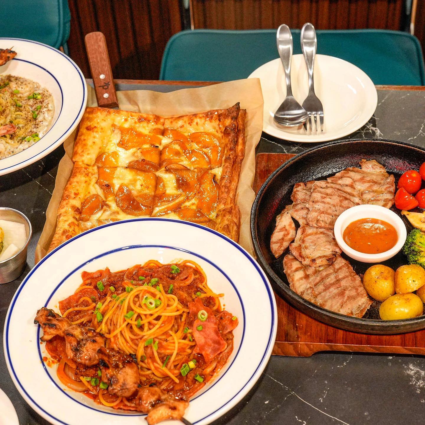#협찬
맥주, 하이볼, 전통주 모든 주류에 어울리는 파스타 꼬치 맛집 #파스타에꼬치다
선릉역 1번출구에서 정말 가까운 파스타와 꼬치맛집인데 데이트나 회식 1인식사까지 모두 하기 좋은 인테리어도 예쁜 밥집이다!
파스타와 꼬치 메뉴 종류도 되게 다양해서 골라먹는재미도 있고 그 외 다양한 안주까지 많다~
꼬치는 직접 구워먹는 찐!!! 숯불 모듬꼬치도 있는데 개맛있음
회사 회식으로 왔다가 마음에 들어서 친구랑도 또 왔던 곳임~ 나는 스테이크랑 리조또 피자 파스타 꼬치 다 너무나도 맛있게 먹었었다
파스타와 리조또를 시키면 닭꼬치를 줘서 먹어볼 수 있었다~
포장 배달도 가능하고 현재 17시부터 19시 사이 입장시에는 맥주 1달러, 하이볼2달러로 완전 저렴하게 행사중이니 다들 꼭 바로 가시기를~~

#선릉역맛집 #선릉역파스타 #선릉역꼬치맛집 #선릉역술집 #선릉역회식 #선릉역저녁 #선릉역저녁맛집 #선릉역1번출구맛집 #선릉역직장인맛집 #선릉역직장인 #선릉역하이볼 #선릉역2차 #선릉역회식 #선릉역모임 #선릉역파스타맛집