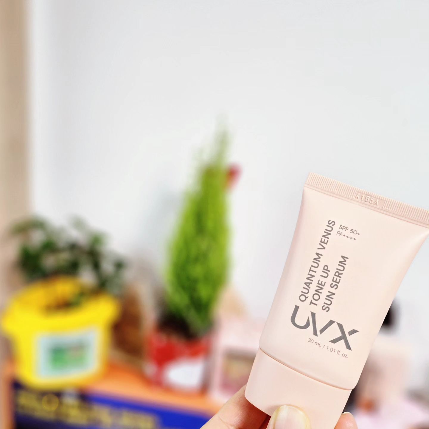 #협찬 uvx_suncare #비너스맑은톤업선세럼 #UVX

민낯사수 필수템 UVX 퀀텀 비너스 맑은 톤업 선세럼💞
자연스러운 핑크빛 톤업이라 흙빛쌩얼도 순식간에  화사미 200% 장착가능하게 해줘요 
피부톤에 맞게 생기있게 보정되고 UVA,UVB 모두 칼차단 해주니 애정가득 데일리 필수템일수밖에🎶
향기도 좋고 발림성도 부드럽고 베이스메이크업으로 안색은 업⬆️ 준비시간은 다운⬇️ 화사한 피부를 위한 필수템으로 추천해요!

#톤업크림 #톤업선세럼 #신상품나왔을땐 #미백세럼 #톤업케어 #뷰티템 #ootd #젊줌마 #뷰스타그램 #뷰티 #톤업세럼 #피부톤업 #베이비스타그램 #뷰티스킨케어 #선세럼 #08L #육아