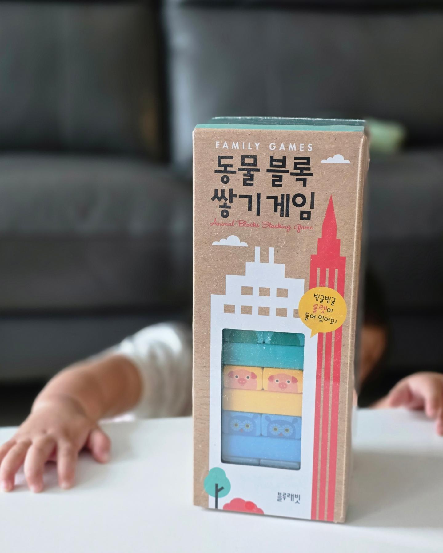 #협찬 이지만 진심담은 후기 🩵

블루래빗 캥거루스쿨 <동물 블록 쌓기 게임> !
아직 한 블럭 4개 정도 가까스로 쌓을 수 있는
우리 둘째보다 첫째랑 더 재미있게 가지고 놀았어요ㅎ

보드게임 젠ㄱ와 흡사한 모양인데 컬러도 다양하고
동물그림이 그려져 있어서 처음으로 색에 대해 배우는 아기들, 
동물 알아보는 시기부터 쓰기 좋은 동물블럭 인데요.

안 쓰러지게 쌓아도 보고 룰렛 돌려서 나온대로
블럭 빼기도 해 볼 수 있으니 규칙도 배울 수 있더라구요.

블럭이 약간 코팅되어 미끄덩해서 어른인 저도
잘 쌓기 쉽지않았고 블럭 한 손으로 빼기도 엄청 어렵더라구요.
간만에 재미있는 보드게임 하고 논 느낌이에욧!ㅎ

bluerabbit_official_korea

#유아전집 #아기전집 #블루래빗 #블루래빗전집 #캥거루스쿨 #두돌전집 #돌전집 #전집추천