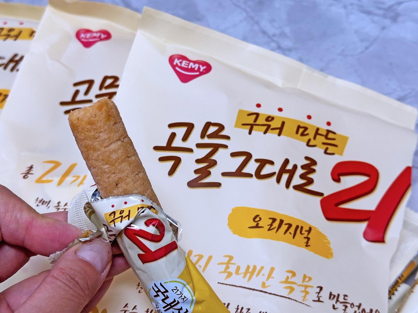 '업체로부터 제공받은 제품입니다'

#협찬 #개미식품 #곡물그대로21

평소에 튀긴 과자들만 먹다가 은은하게 질려서

건강한 과자를 찾던중 알게된 개미식품 의 곡물그대로21

편식쟁이라 곡물 잘 안챙겨먹는데 과자 하나로 21가지 국내산 곡물을 한번에 섭취할수있고

서너개 연달아 먹어도 쉽게 질리지 않는맛이라 더욱 좋은 건강한 영양간식!

낱개포장으로 되어있어서 사무실 간식으로 놔두기에도 좋고

여름같은경우 냉동실에 넣어서 차갑게 먹으니 아이스크림 먹는듯한 느낌이라 더욱 맛있는

건강한 영양간식! ㅎㅎ

겉은 바삭 바삭 한데 필링은 치즈맛이라서

고소 짭짤해서 커피와 함께 먹거나 우유와 함께 먹기에도 좋을것같은 간식이라 맘에듬! ㅎㅎ

3봉지나 있으니 한봉지는 회사에 가져가서 입 심심할때 먹어야겠댱 >_<

진짜 간단하고 건강한 간식으로 좋은

개미식품의 곡물그대로21 !

몸챙기면서 군것질도 할수있으니 개이득!

kemyfood.official

https://smartstore.naver.com/kemyfood/products/5583828538?nt_source=cloudreview&nt_medium=exp&nt_detail=20230725

#개미식품 #곡물그대로21 #곡물과자 #크리스피롤 #곡물바 #회사간식 #사무실간식 #곡물21 #맛있는간식 #영양간식 #아이들간식 #어린이간식