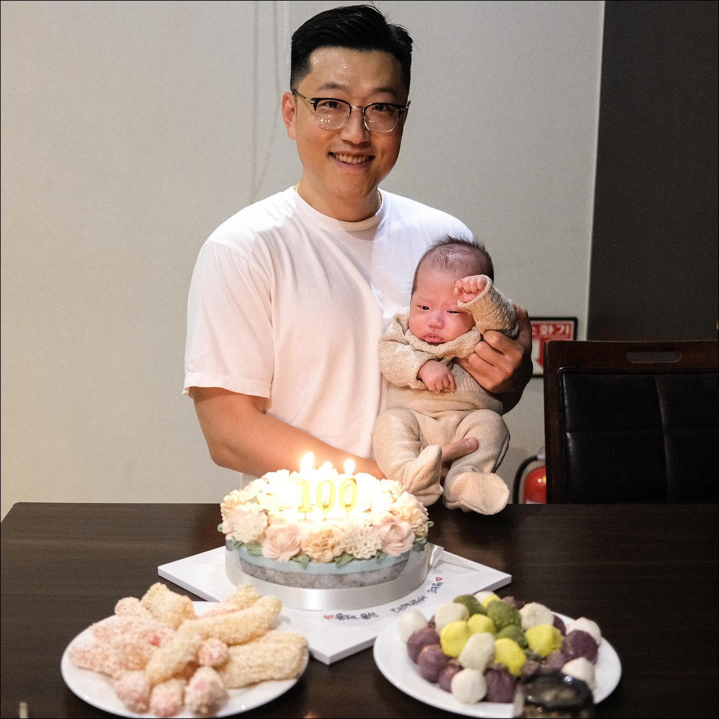 우리 이른둥이들 _heena_cake 에서 100일떡케이크 차려놓고 기념했어요~ ㅎㅎ 떡케이크가 원래 이렇게 맛있는거였나? 부드러우면서도 흑임자 때문에 고소해서 하루 안에 다 먹고 싶었는데 계속 못먹어서 딱딱해지고 있어 ㅠㅠ 얼른 먹어야지 ㅠㅠ

#희나케이크 #100일촬영 #100일상 #100일잔치 #100일아기 #100일케이크 #떡케이크 #100일떡 #내돈내산