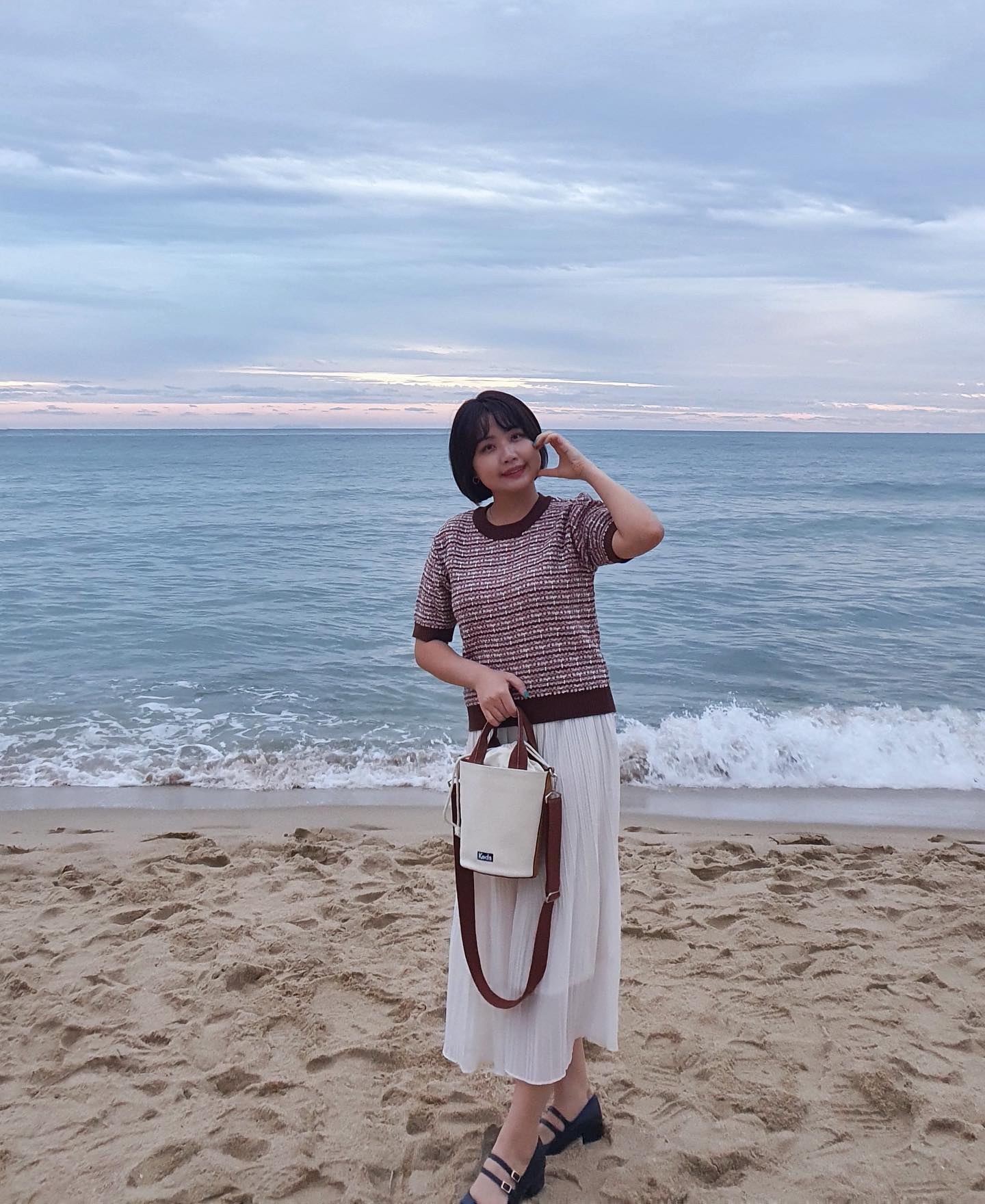 어스름한 노을이 질 때부터 해가 완전히 지는 대여섯시에 바다는 가장 예쁜 거 같아🥹
1시간도 안 되는 그 찰나, 완전 색이 바뀐 하늘 🌃 
.
.
#불그스름한하늘 #파란하늘 #푸른바다 #완벽해 #🥺