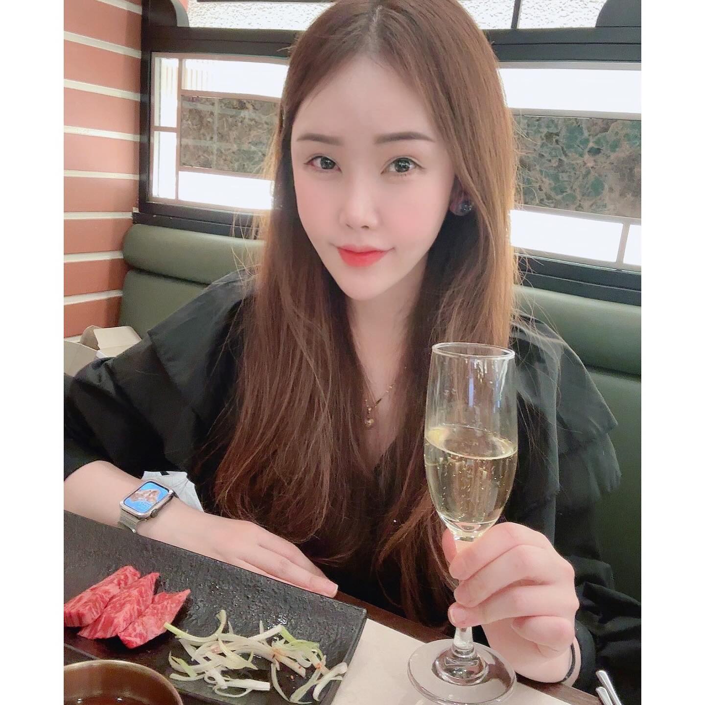 .
😅...☆
바빠서 건너뛴 500일 추카를 511일에!

근디 전날 호르몬 널뛰느라 감정 조절이 안돼가지구
눈물 콧물 샤워 파티 하느라TࡇT
눈코입이... 특히 눈이 띵띵 부어가지구😭

쉐프님이 붓기 빼주느라 재금 힘써준 덕분에 눈뜨고 외출🤭

음식 하나 하나 정성이고 플레이팅도 멋졌던
서울로인 서울점♡
주말에 가니까 조용해서 더 좋더라능😚👍
.
.
#500일 #cava