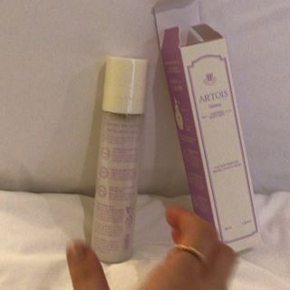쏨 on Instagram: “향수를 입는다. 깊고 성숙한 파우더향 나는 바디미스트다 싼티 안나고 되게 고급스러운 향 ㅎㅎ  회식 후에 뿌려도 고기 냄새 없애줘서 좋다 개인적으로 향수보다 바디미스를 애용하는 사람으로서 이거 추천!  _ _…”